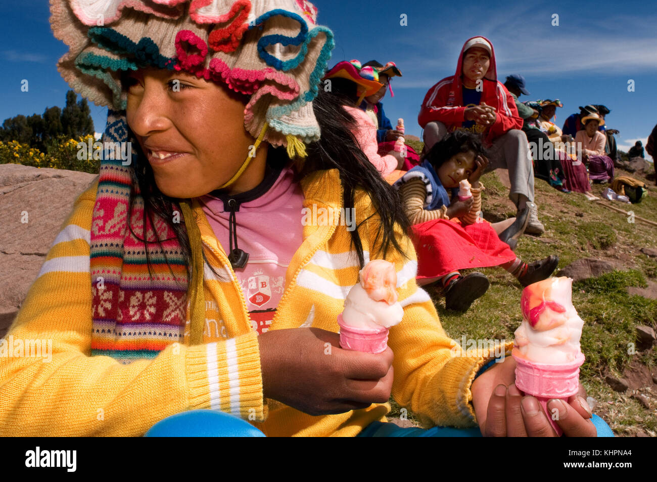 Plusieurs femmes du village de llachón, vêtus de costumes régionaux, assister à un match de football qu'ils jouissent d'une glace, près de la péninsule de capachica. Banque D'Images