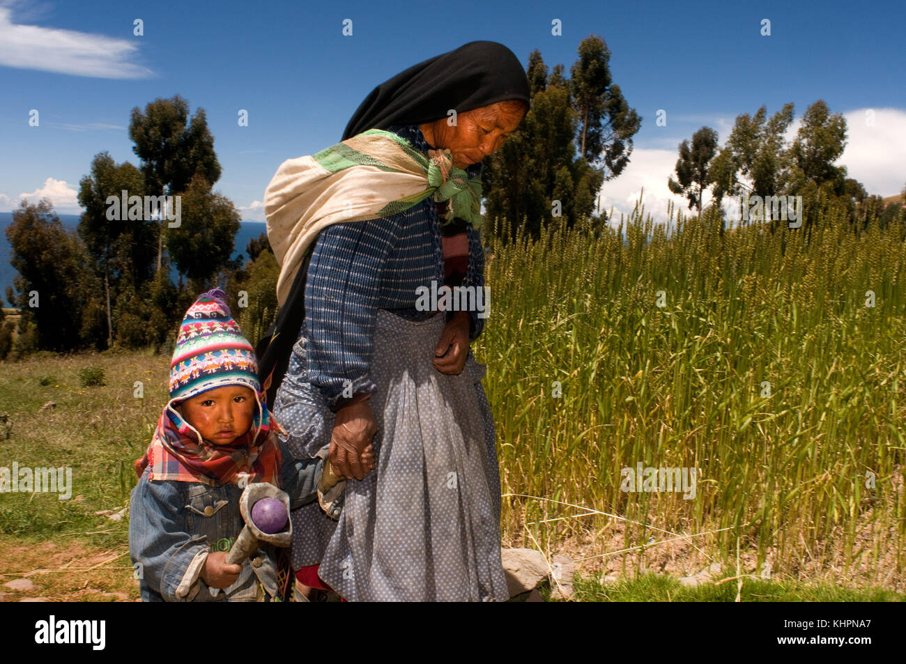 Une grand-mère se promène avec sa petite-fille le long des routes de l'île d'Amantaní. île amantani, lac Titicaca, Puno, Pérou Banque D'Images