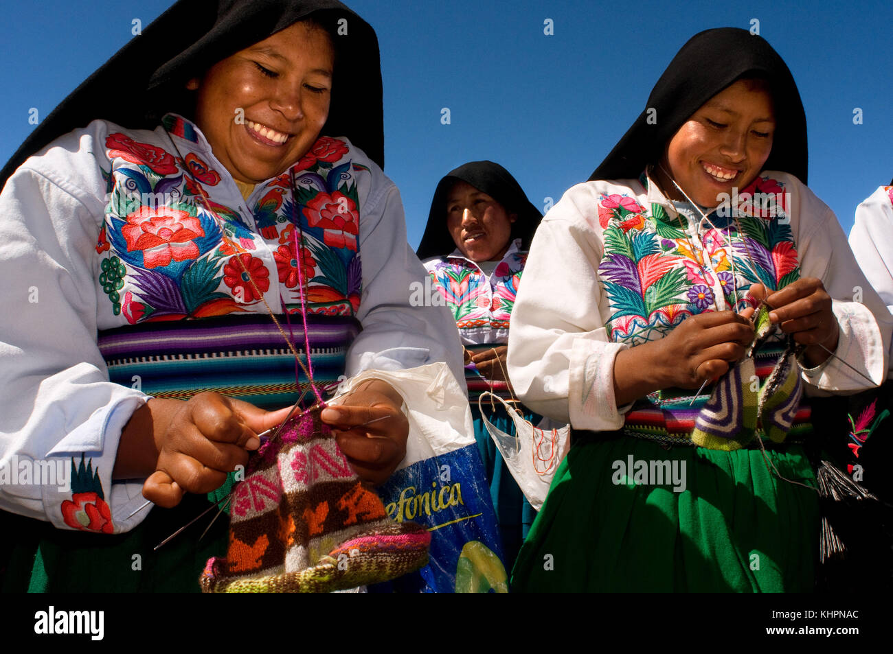 L'île amantani, lac Titicaca, Puno, Pérou. plusieurs femmes de l'île d'Amantaní engagés dans le travail de tissage des vêtements avec lesquels le Banque D'Images