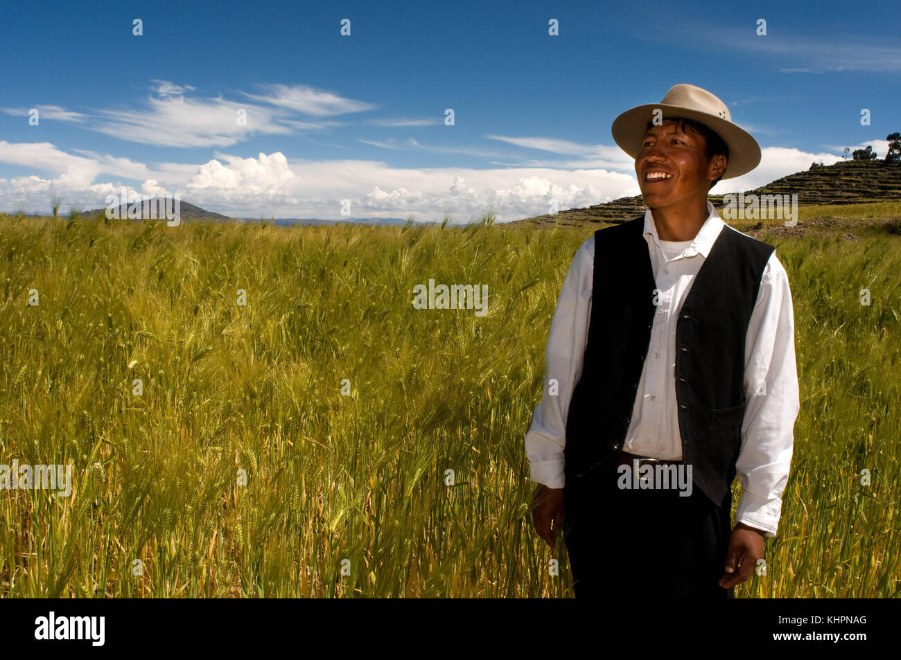 Un homme de l'île d'Amantaní vêtu de son costume régional typique. île amantani, lac Titicaca, Puno, Pérou Banque D'Images