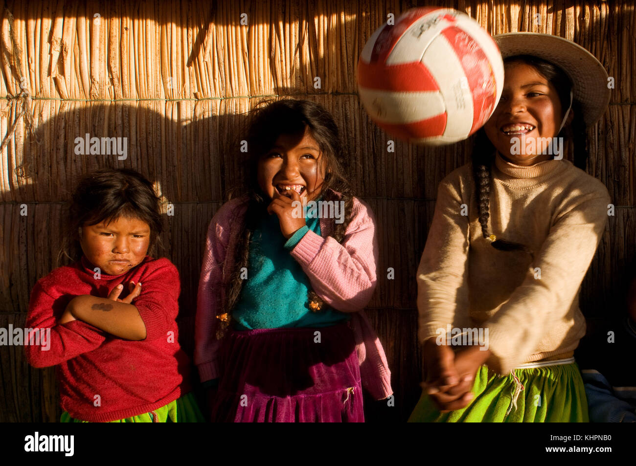 L'île uros, lac Titicaca, Pérou, Amérique du Sud. Certaines filles sur l'île de los Uros lac Titicaca situé à l'intérieur de jouer avec un terrain de volley-ball. Banque D'Images