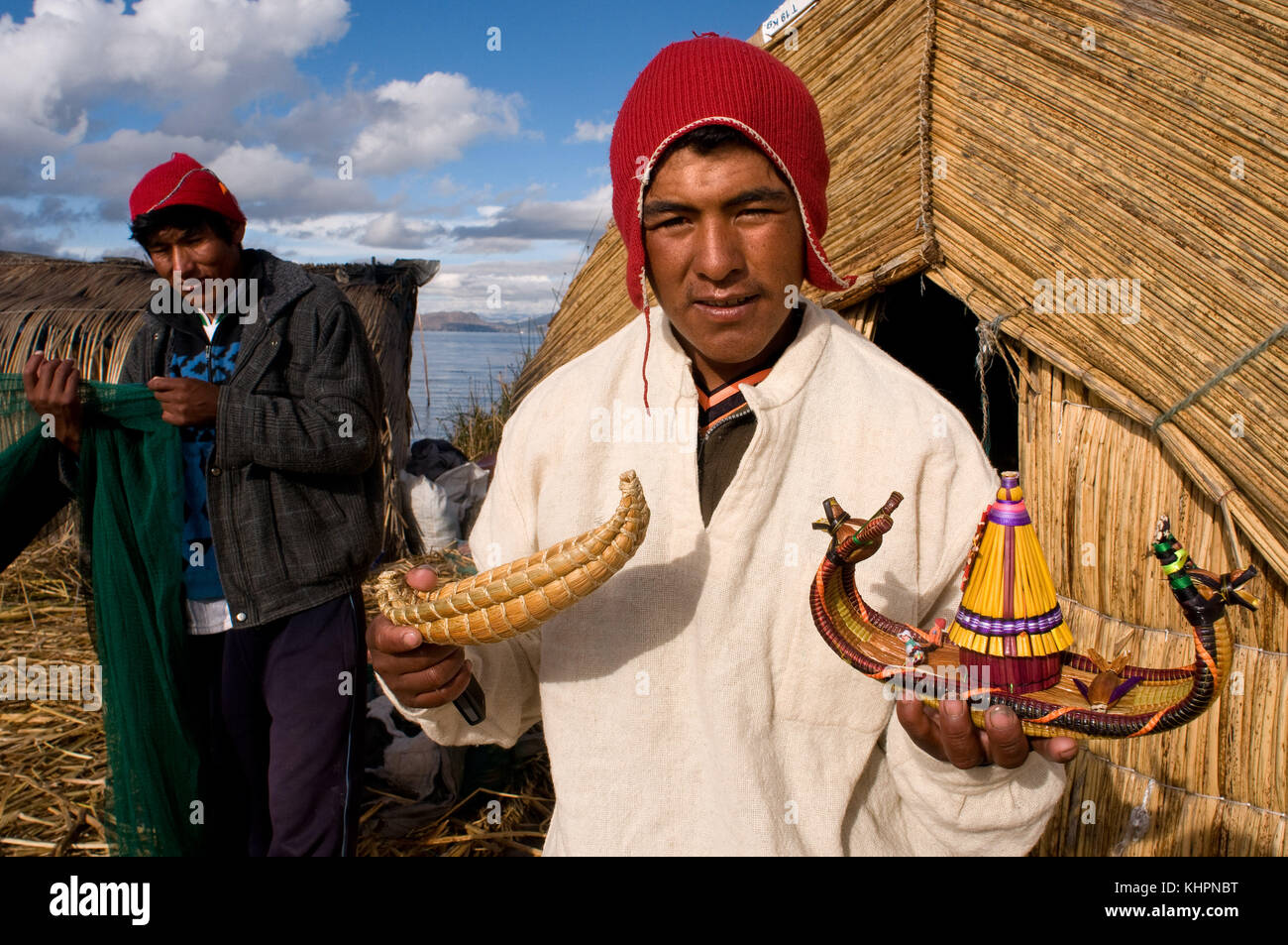 L'île uros, le lac Titicaca, au Pérou, en Amérique du Sud. Traditionnellement, la chasse et la pêche ont été le mode de subsistance de base de l'Uros, mais avec la promo Banque D'Images
