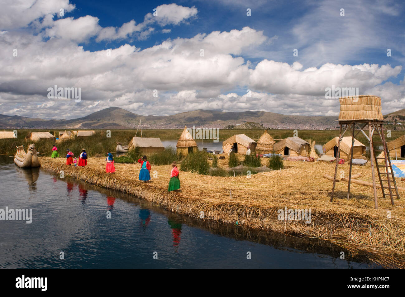 L'île uros, lac Titicaca, Pérou, Amérique du Sud. appareil principal des îles de l'. ici tout tourne autour de l'. grande et confortable à Banque D'Images