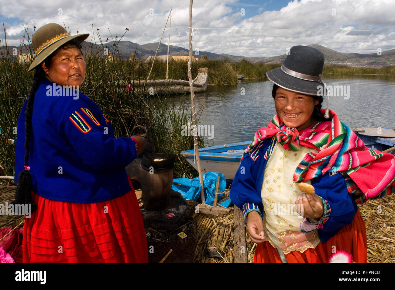 L'île uros, lac Titicaca, Pérou, Amérique du Sud. deux femmes vêtues de costumes typiques de la région sur l'une des îles Uros. Banque D'Images