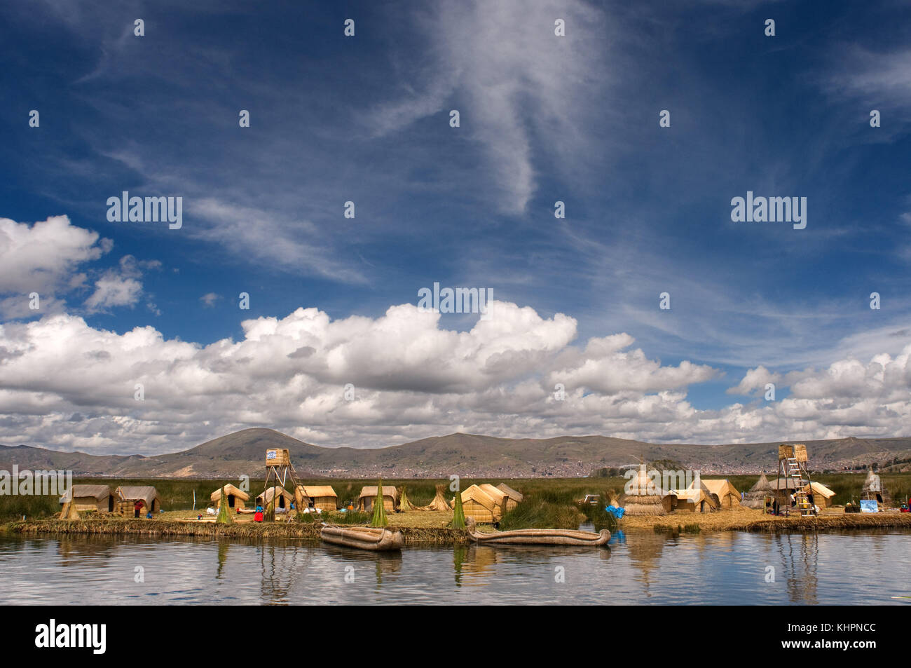 L'île uros, lac Titicaca, Pérou, Amérique du Sud. ces îles sont construites sur une dense végétation totora, qui avec le temps s'entremêlent thei Banque D'Images