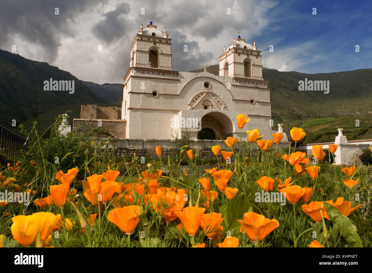 Église de San Francisco, Lari, Canyon de Colca, Arequipa, Pérou. Église coloniale sur la place principale à Lari. Région du canyon de Colca. Banque D'Images