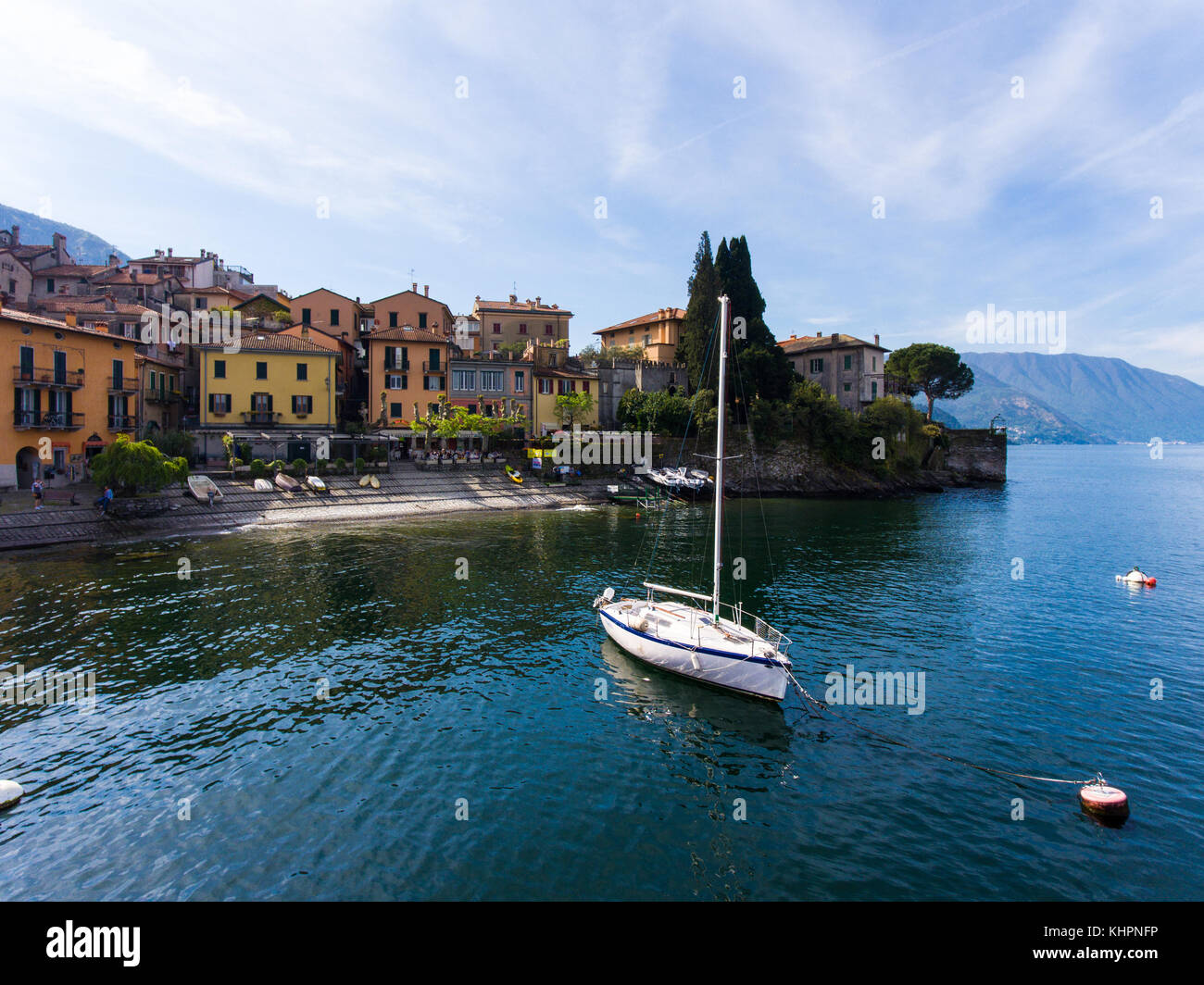 Voilier et plage de varenna - lac de Côme Banque D'Images