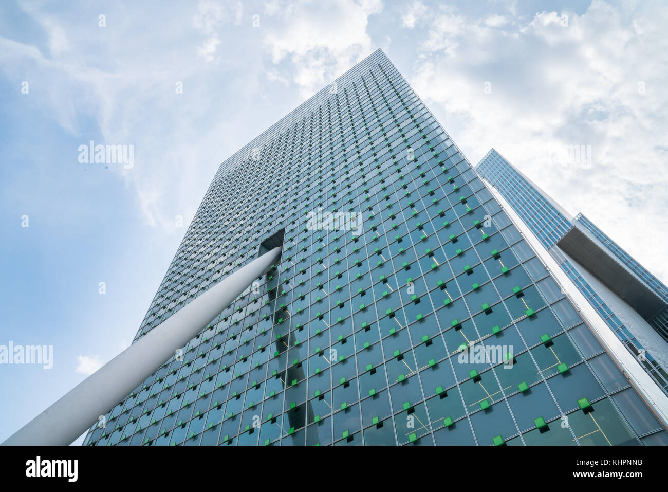 Rotterdam, Holland - 24 août, 2017 ; architecture à partir de la rue en dessous, KPN Telecom la façade de l'immeuble avec petit carré vert décorations hautes vers Banque D'Images