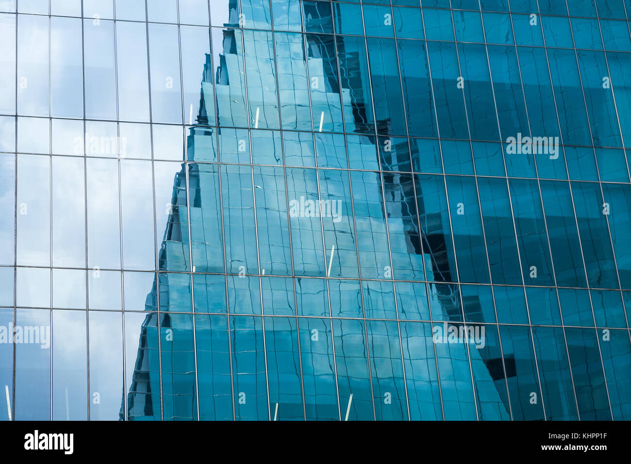 Reflet d'un immeuble moderne dans les vitraux de l'autre. Banque D'Images