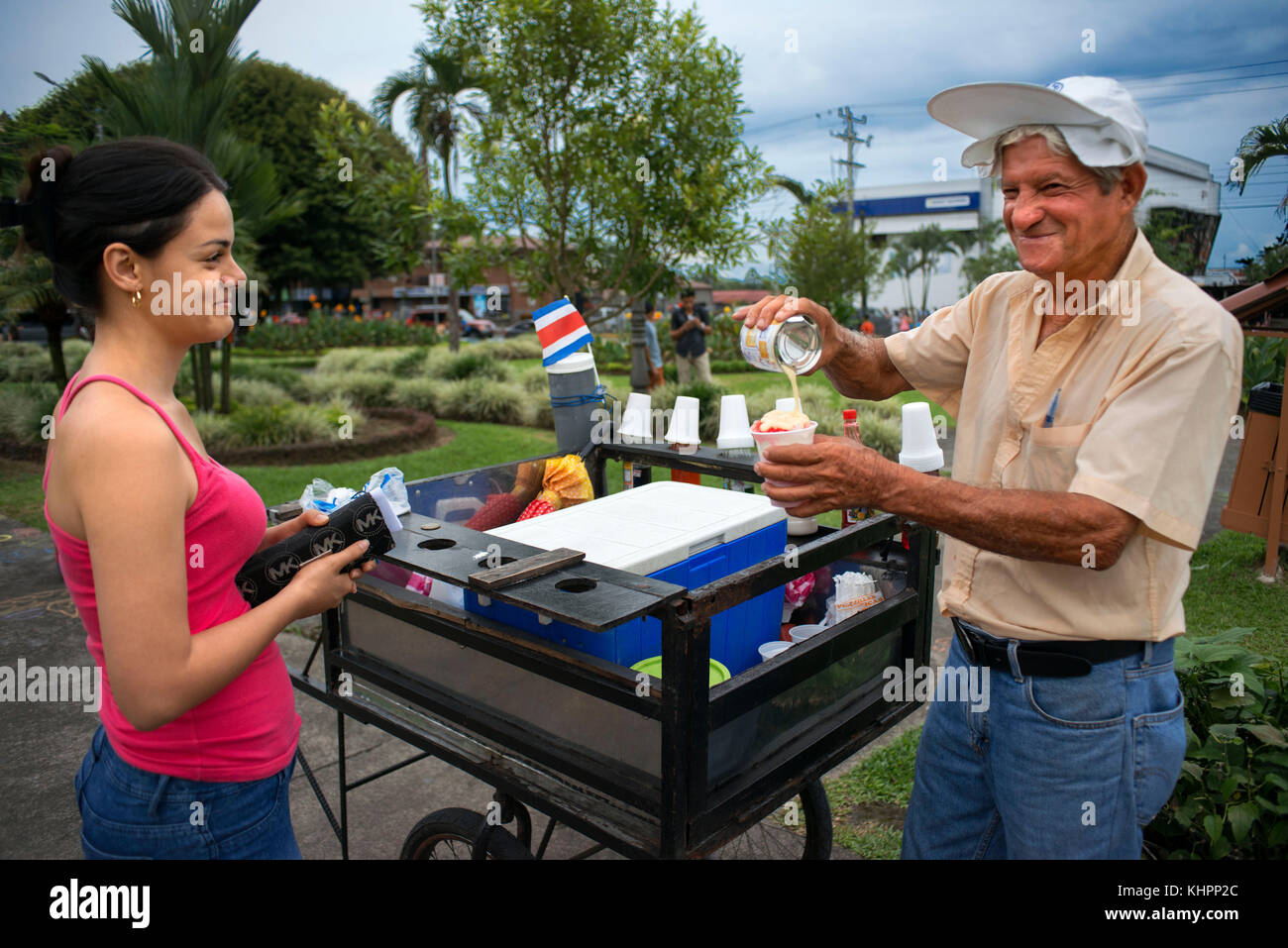 Vendeur de glaces locales dans Central Park à La Fortuna village, province d'Alajuela, Costa Rica, Amérique Centrale Banque D'Images