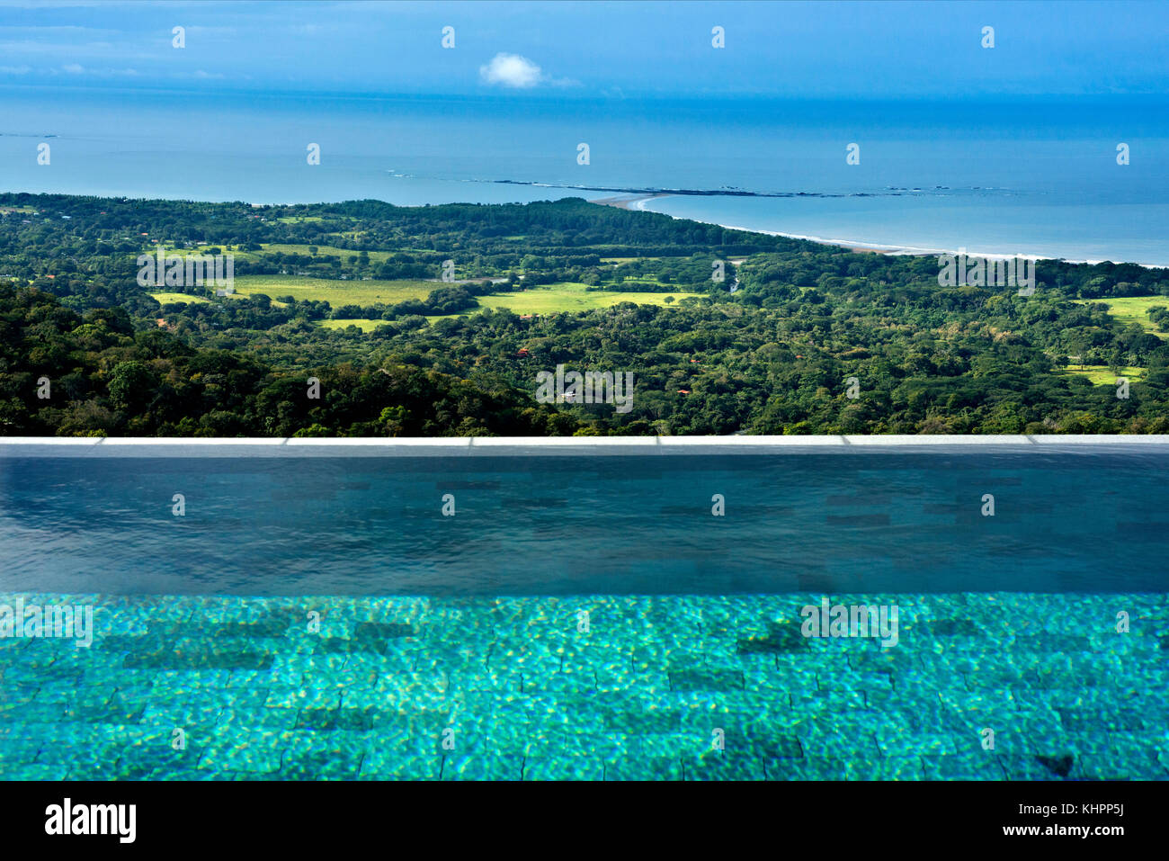 Piscine à Kura Design Villas Hôtels à Uvita de Osa, Ballena, Parc National Manuel Antonio, Costa Rica. Vues de Cola de Ballena, baleine. Banque D'Images