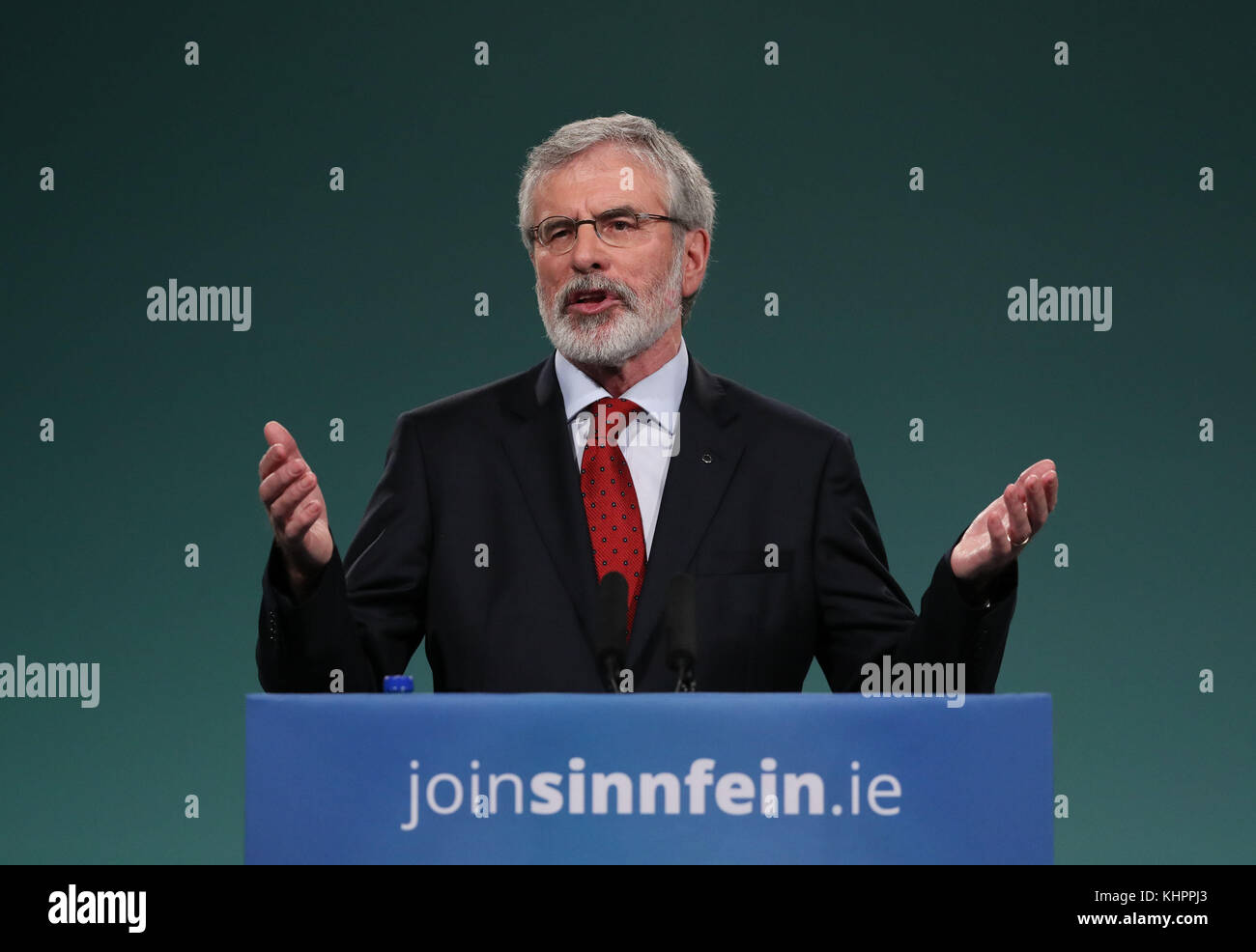 Le Prince de Galles visite les vestiges de l'école secondaire d'Elmore Stott dans Road Town lors d'une visite sur l'île de Tortola, lors d'une visite sur l'île de Tortola dans les îles Vierges britanniques alors qu'il poursuit sa visite des îles des Caraïbes ravagées par les ouragans. Banque D'Images