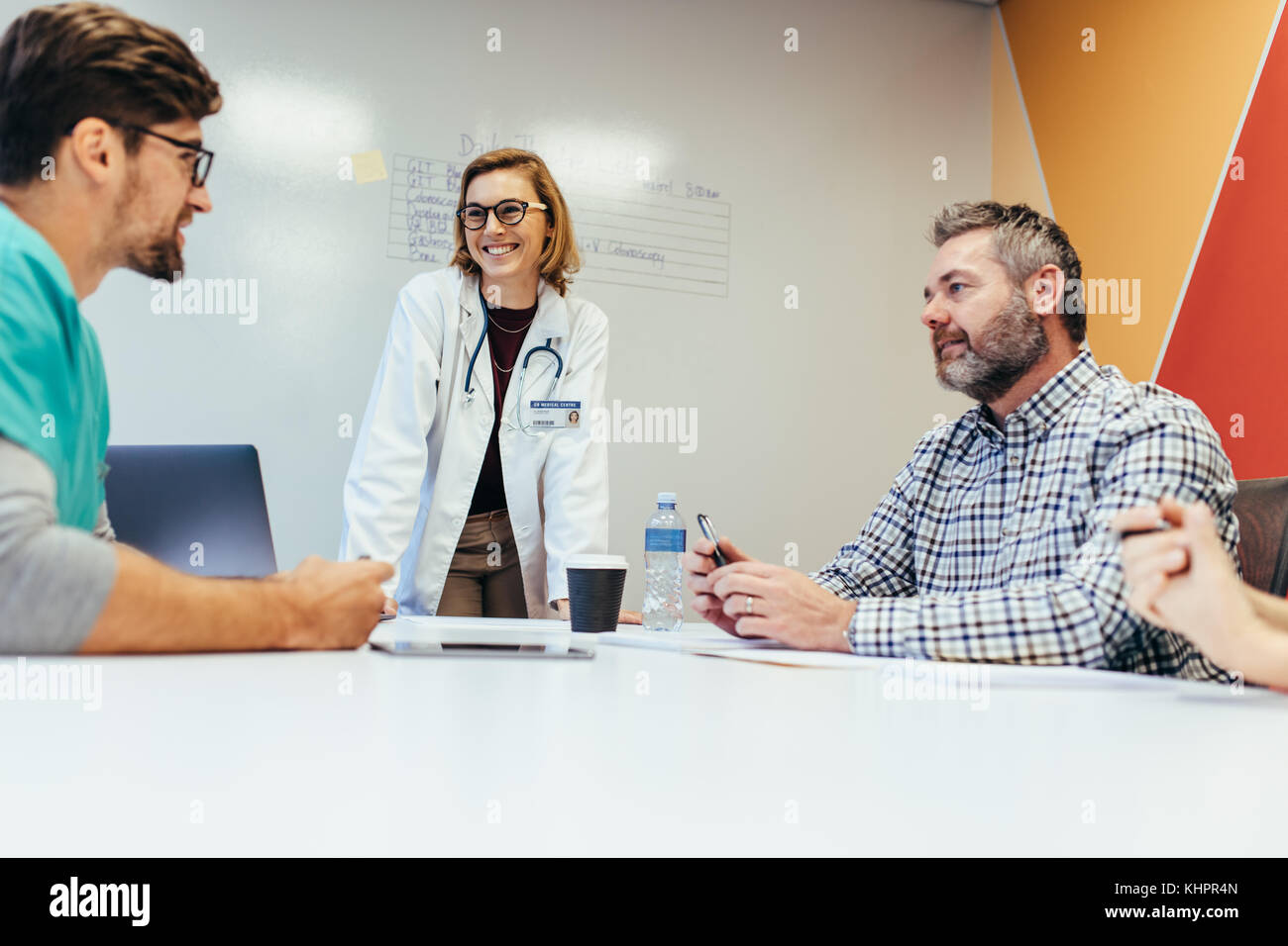 Groupe de personnel médical à une réunion. Équipe de travailleurs de la santé à discuter dans la salle. Banque D'Images