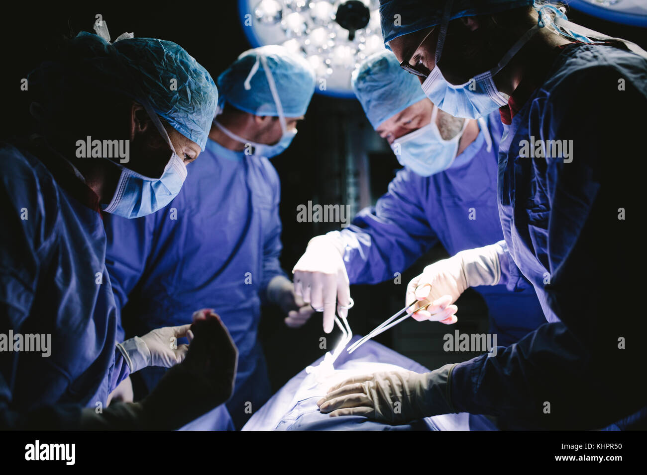 Surgeons performing surgery professionnel en salle d'opération de l'hôpital. L'équipe médicale d'effectuer une procédure chirurgicale en salle d'opération. Banque D'Images