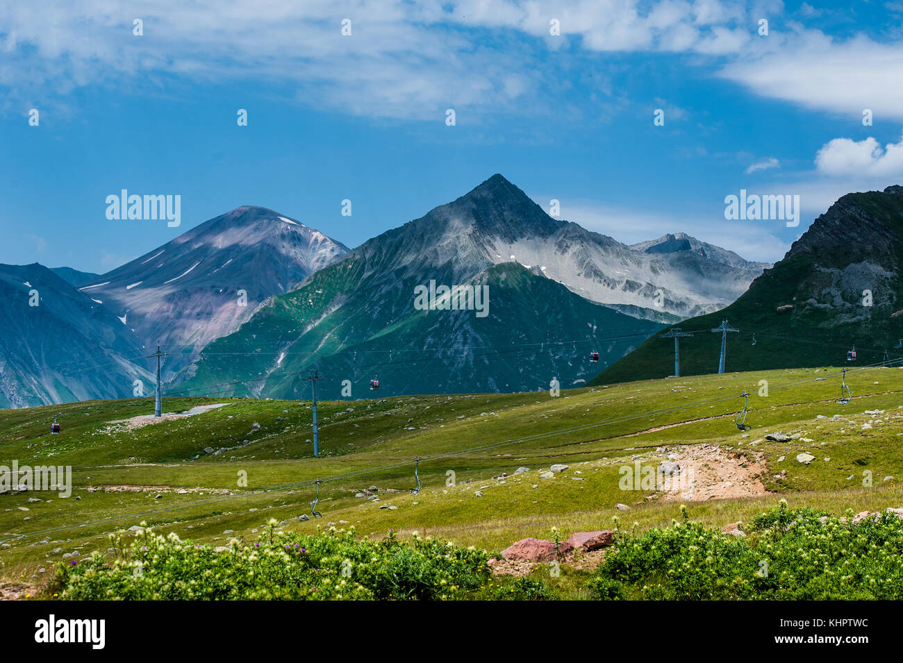 Vue sur ski gudauri en été. La République de Géorgie. Banque D'Images