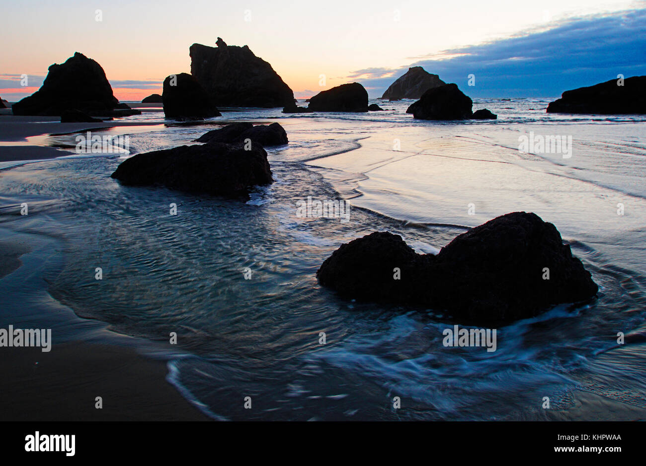 Crépuscule à bandon beach, Oregon. Banque D'Images