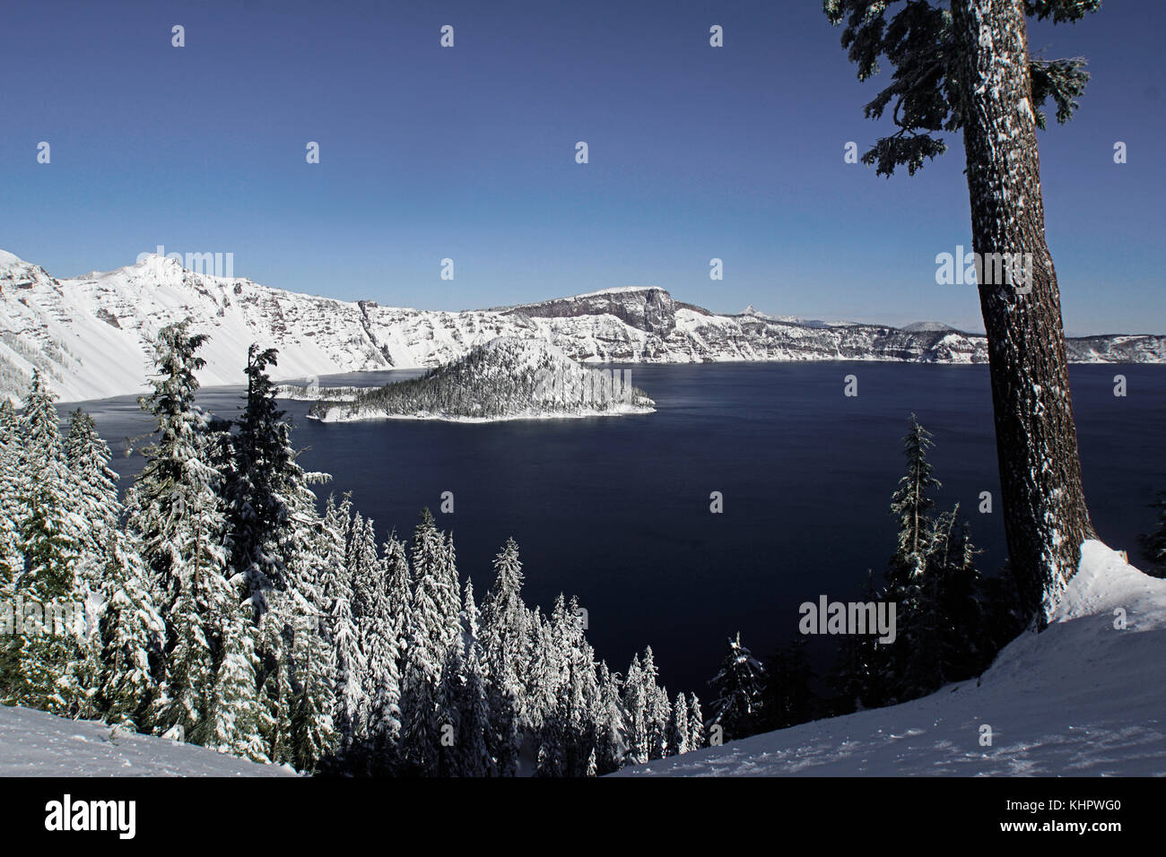 Le lac du cratère avec de neige de l'hiver. Banque D'Images