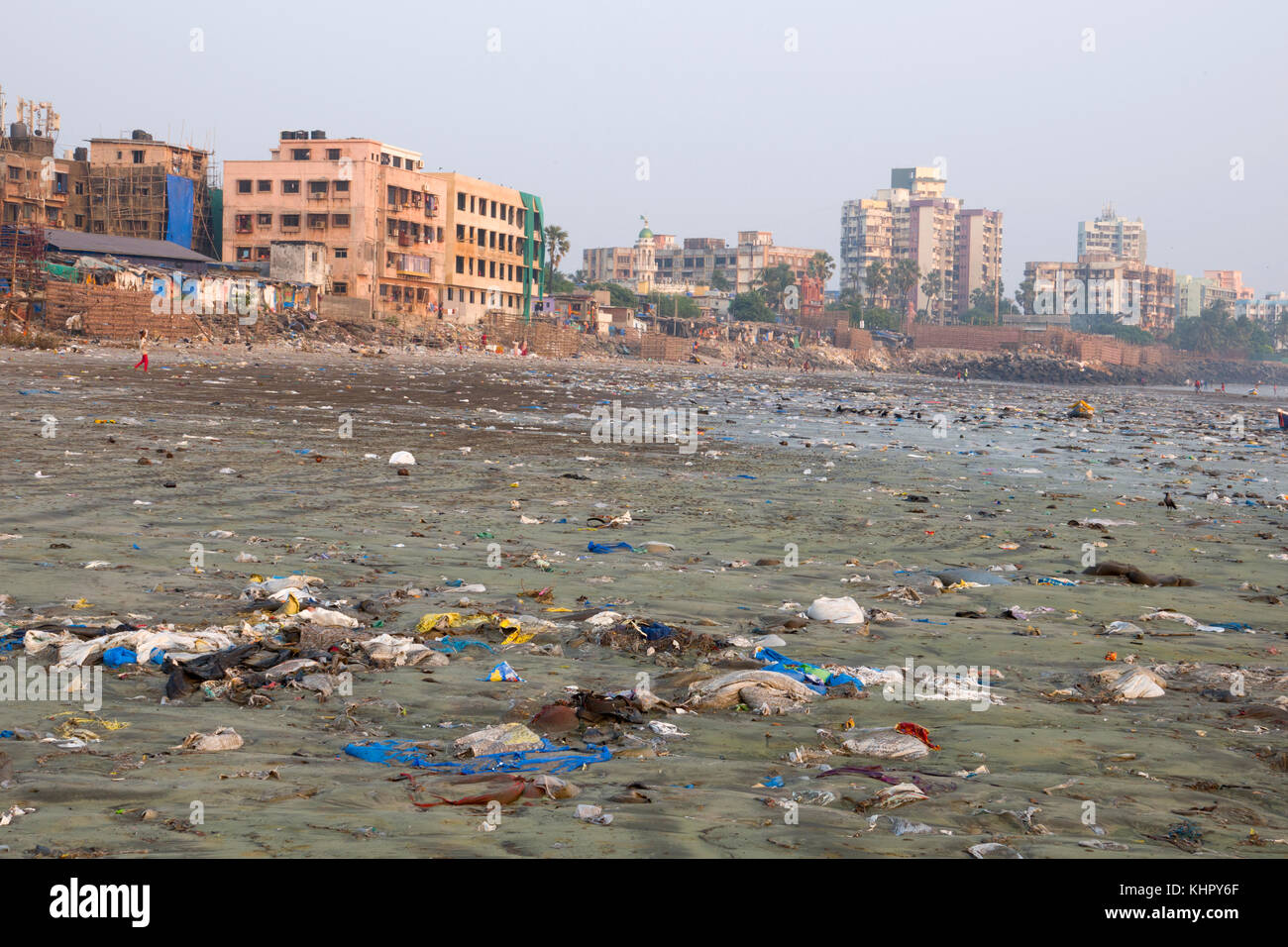 Les déchets plastiques et autres déchets couvre la plage de versova, Mumbai, Inde Banque D'Images