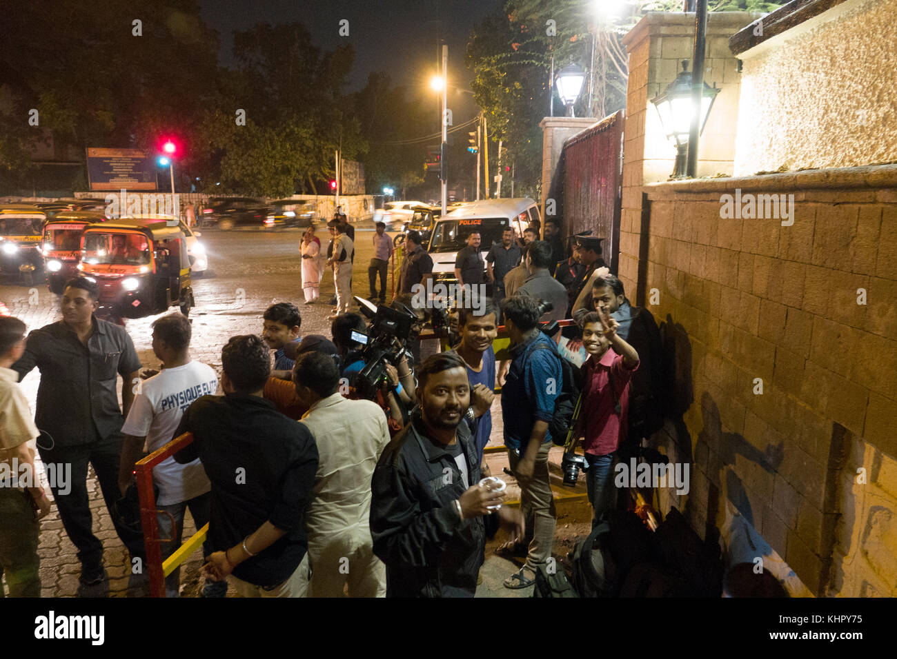 Paparazzi à l'extérieur de la maison de la star de cinéma de Bollywood Amitabh Bachchan à Mumbai, Inde Banque D'Images