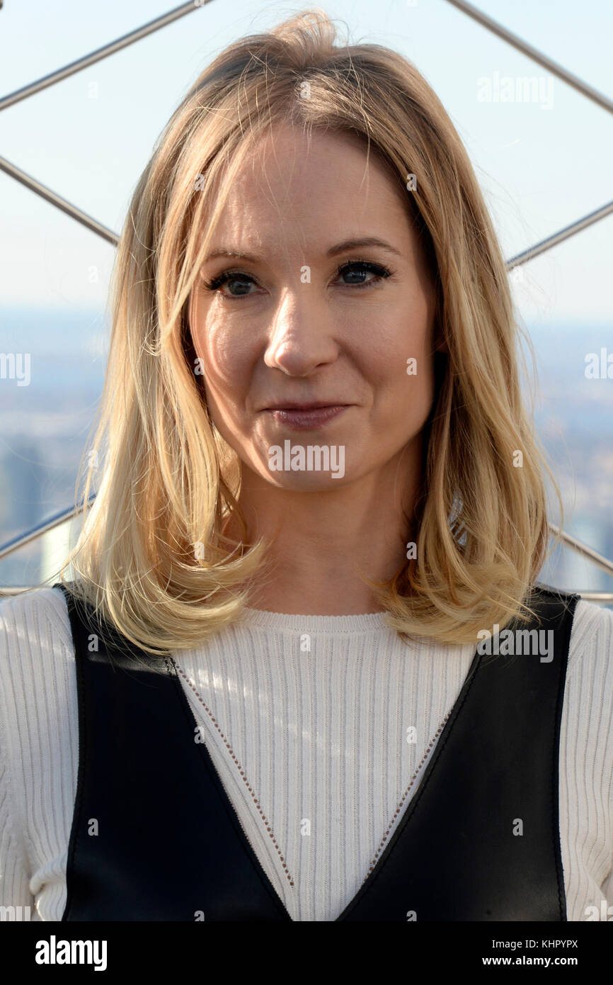 Joanne froggatt assiste à la 'downton abbey : l' exposition sur le photocall empire state bulding le 17 novembre à new york. Banque D'Images