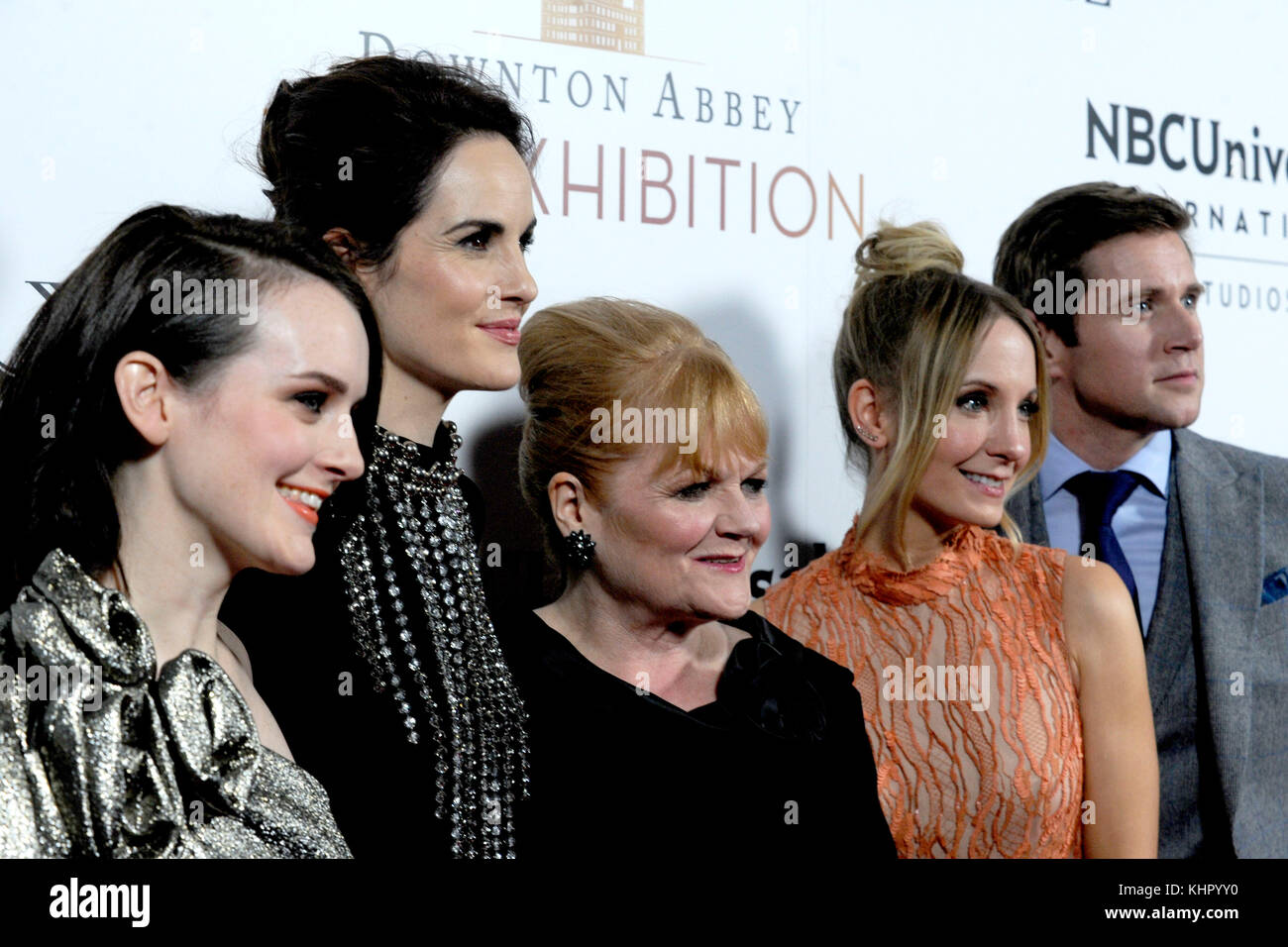 Sophie McShera, Michelle Dockery, Lesley Nicol, Joanne Froggatt et Allen Leech assistent à l'inauguration de l'abbaye de Donwton : l'exposition au 218 West 57th Street le 17 novembre 2017 à New York. Banque D'Images