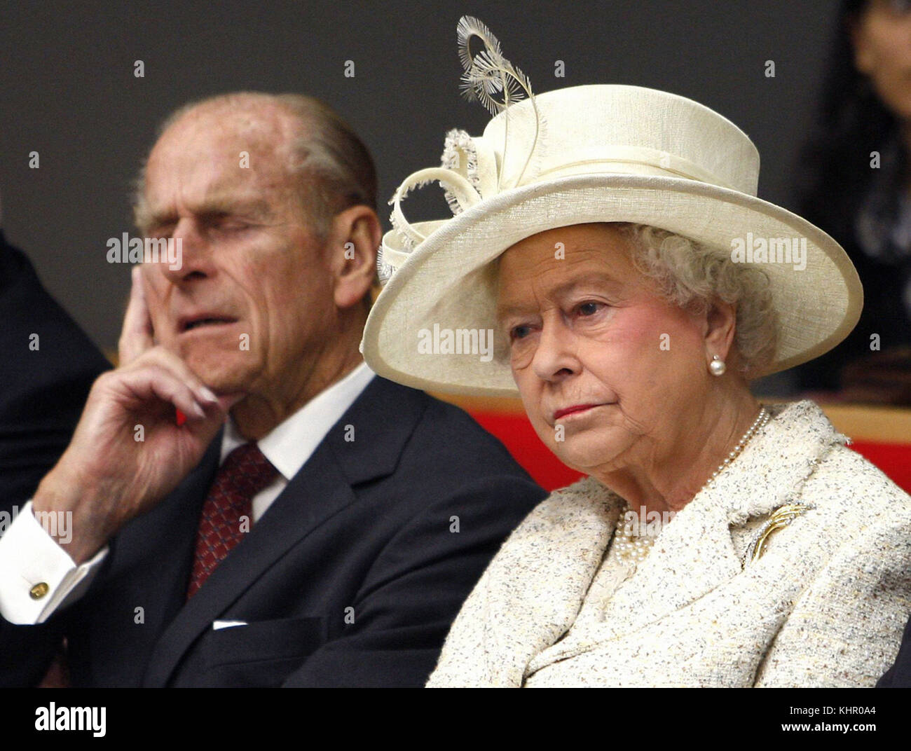 05/11/2008.La reine Elizabeth II et le duc d'Édimbourg assistent à une conférence lors d'une visite à la London School of Economics and Political Science (LSE), pour ouvrir le nouveau bâtiment académique de huit étages.Le couple royal célébrera son anniversaire de mariage en platine le 20 novembre. Banque D'Images