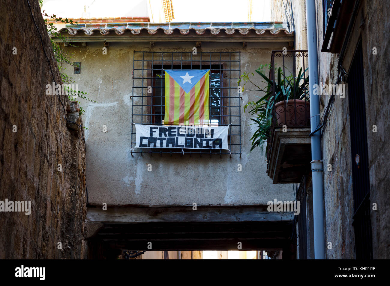 Avec 'construction' ESTELADA Drapeau, revendiquant l'indépendance de la Catalogne Banque D'Images