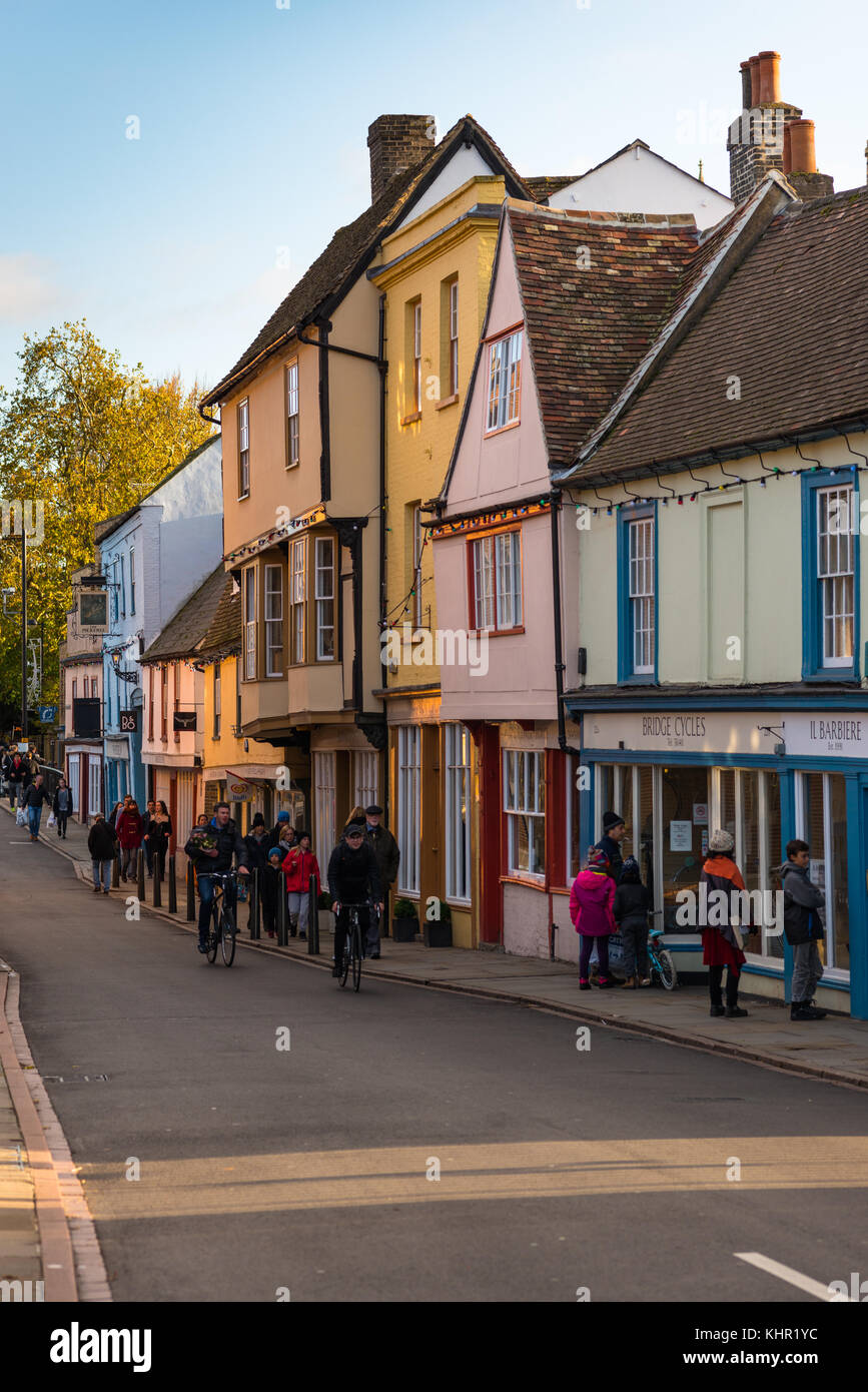 Des vieux pubs, restaurants et magasins sur la rue Bridge, à Cambridge city. Cambridgeshire, Angleterre, RU Banque D'Images