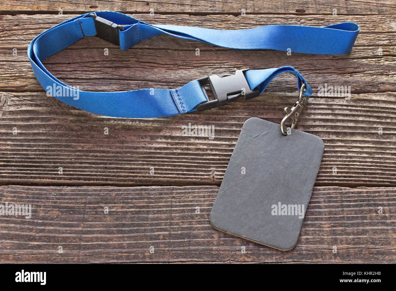 Carte d'identité vierge tag avec ruban bleu sur fond de bois Banque D'Images