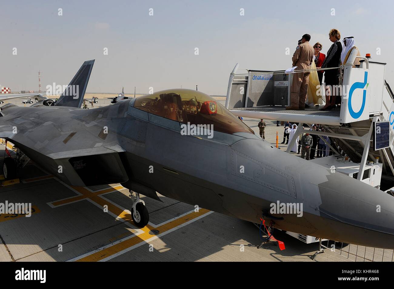 Le vice-président des Émirats arabes Unis, le premier ministre et dirigeant de Dubaï Sheikh Mohammed bin Rashid Al Maktoum et la sous-secrétaire américaine à la Défense pour l'acquisition, la technologie et la logistique Ellen Lord visitent l'avion tactique furtif F-22 Raptor de l'US Air Force lors du salon aéronautique de Dubaï sur le site du salon aéronautique de Dubaï le 12 novembre 2017 à Jeleb Ali, Émirats arabes Unis. (Photo par Anthony Nelson Jr. via Planetpix) Banque D'Images