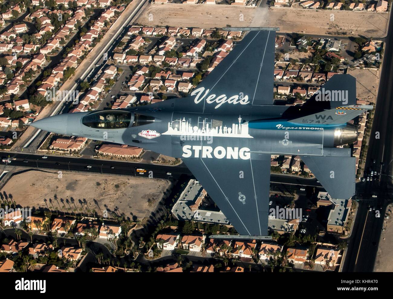 Un u.s. air force F-16 Fighting Falcon fighter survole un quartier de las vegas, le 9 novembre 2017 à Las Vegas, Nevada. l'avion est peint vegas strong pour rendre hommage aux victimes de la route 91 Fête des vendanges le tir. (Photo christopher boitz par planetpix) Banque D'Images