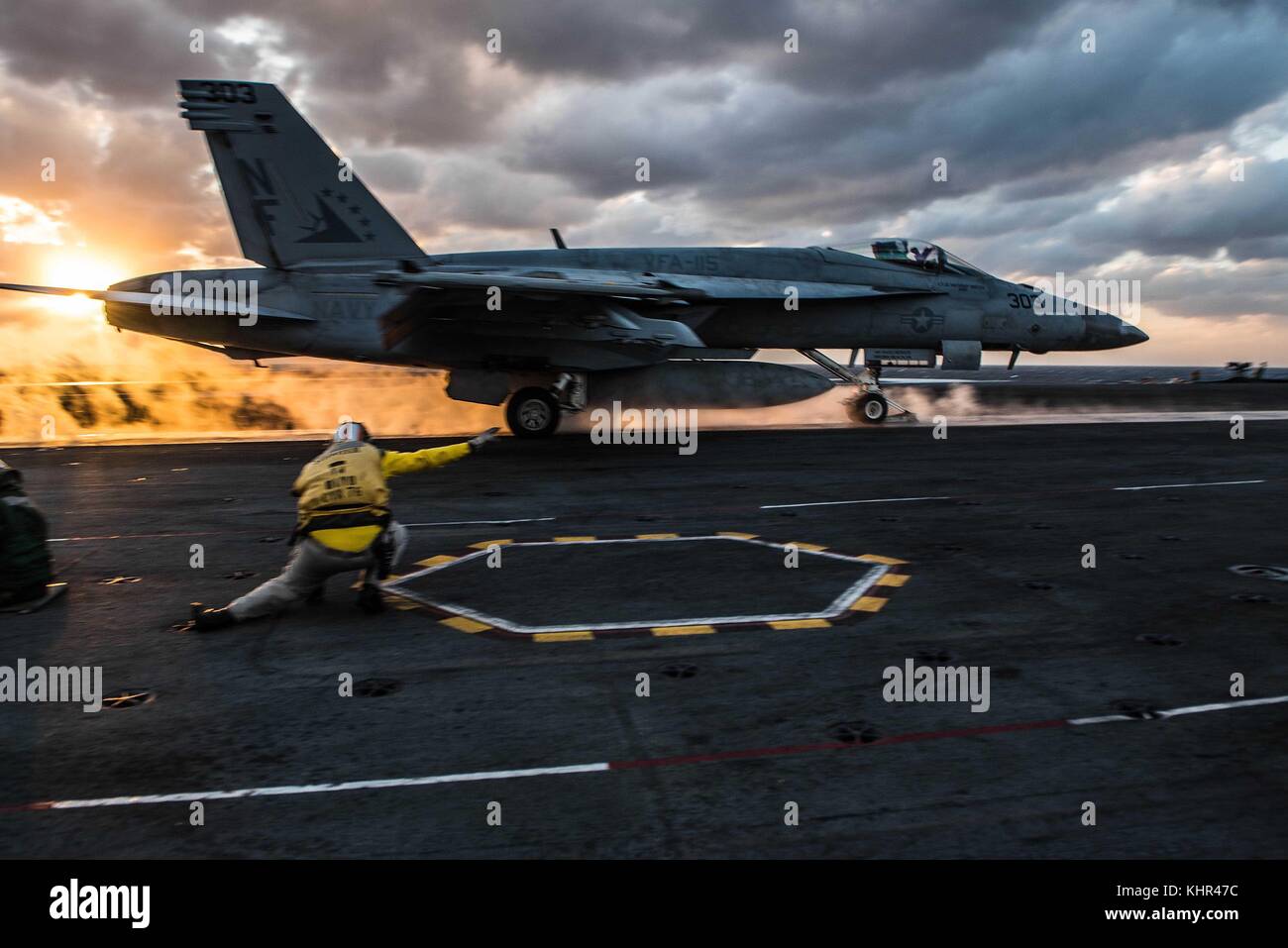Un u.s. navy f/a-18E Super Hornet jet fighter aircraft décolle de l'envol de la marine américaine de classe nimitz porte-avions USS Ronald Reagan au coucher du soleil le 11 novembre 2017 dans l'océan pacifique. (Photo par janweb planetpix b. lagazo via) Banque D'Images