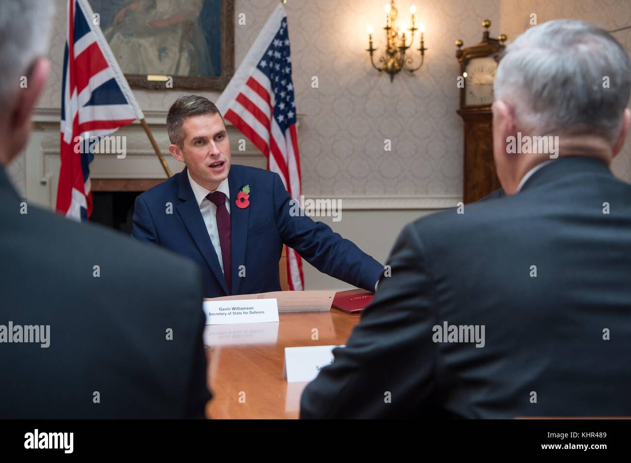 Le secrétaire d'État britannique à la Défense, Gavin Williamson (à gauche), rencontre le secrétaire américain à la Défense, James Mattis, le 10 novembre 2017 à Londres, en Angleterre. (Photo jette Carr via Planetpix) Banque D'Images
