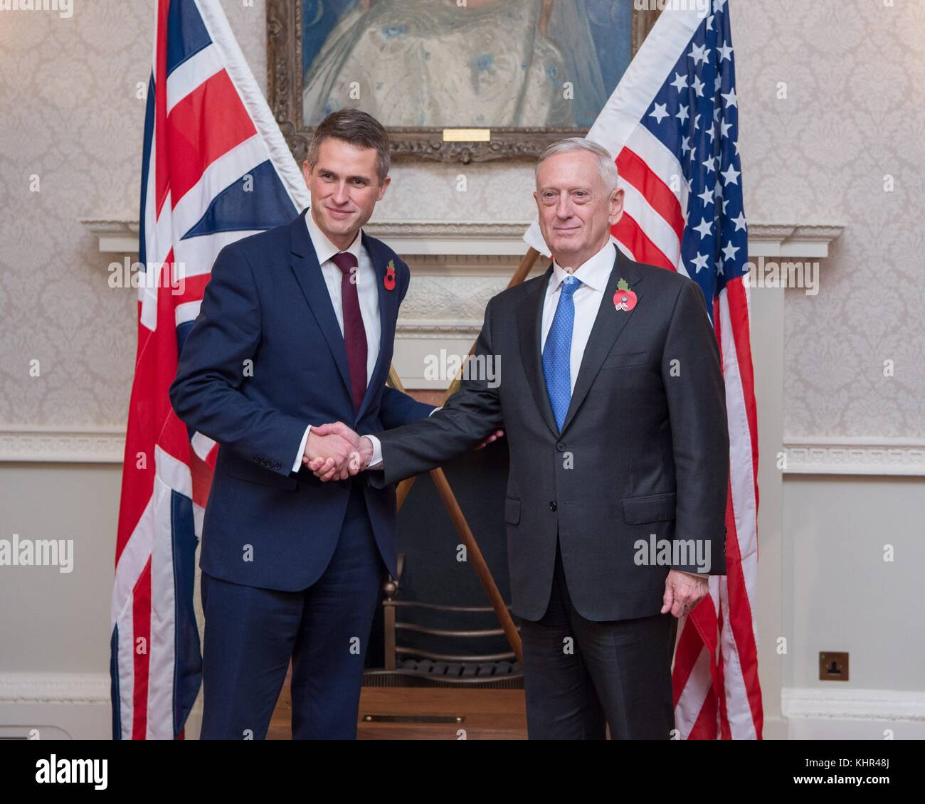 Le secrétaire d'État britannique à la Défense Gavin Williamson (à gauche) rencontre le secrétaire américain à la Défense James Mattis le 10 novembre 2017 à Londres, en Angleterre. (Photo jette Carr via Planetpix) Banque D'Images