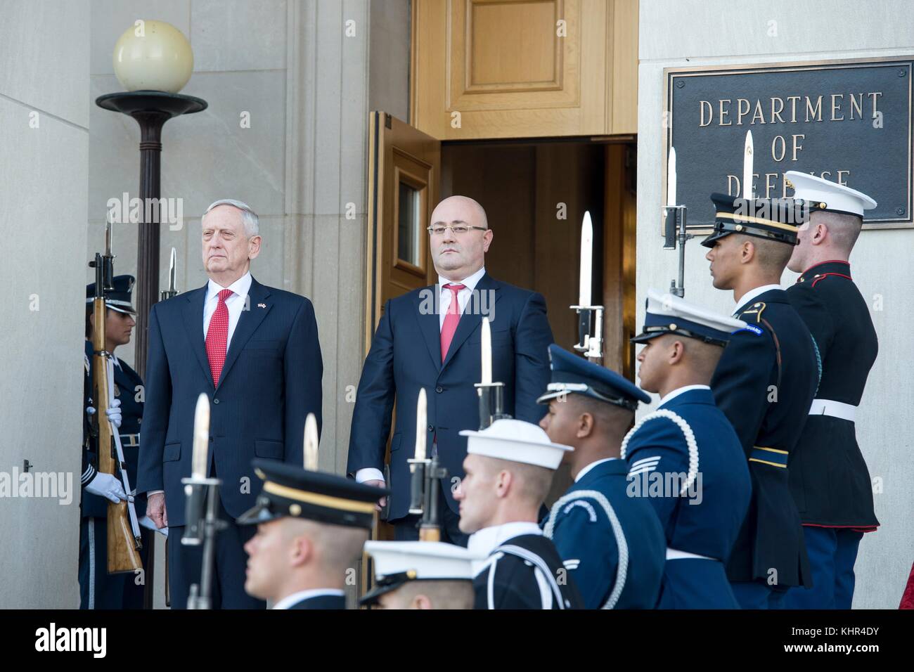 Le secrétaire à la défense américain James Mattis (à gauche) rencontre avec le ministre de la défense géorgien levan izoria au pentagone le 13 novembre 2017 à Washington, DC. (Photo de brigitte n. brantley via planetpix) Banque D'Images