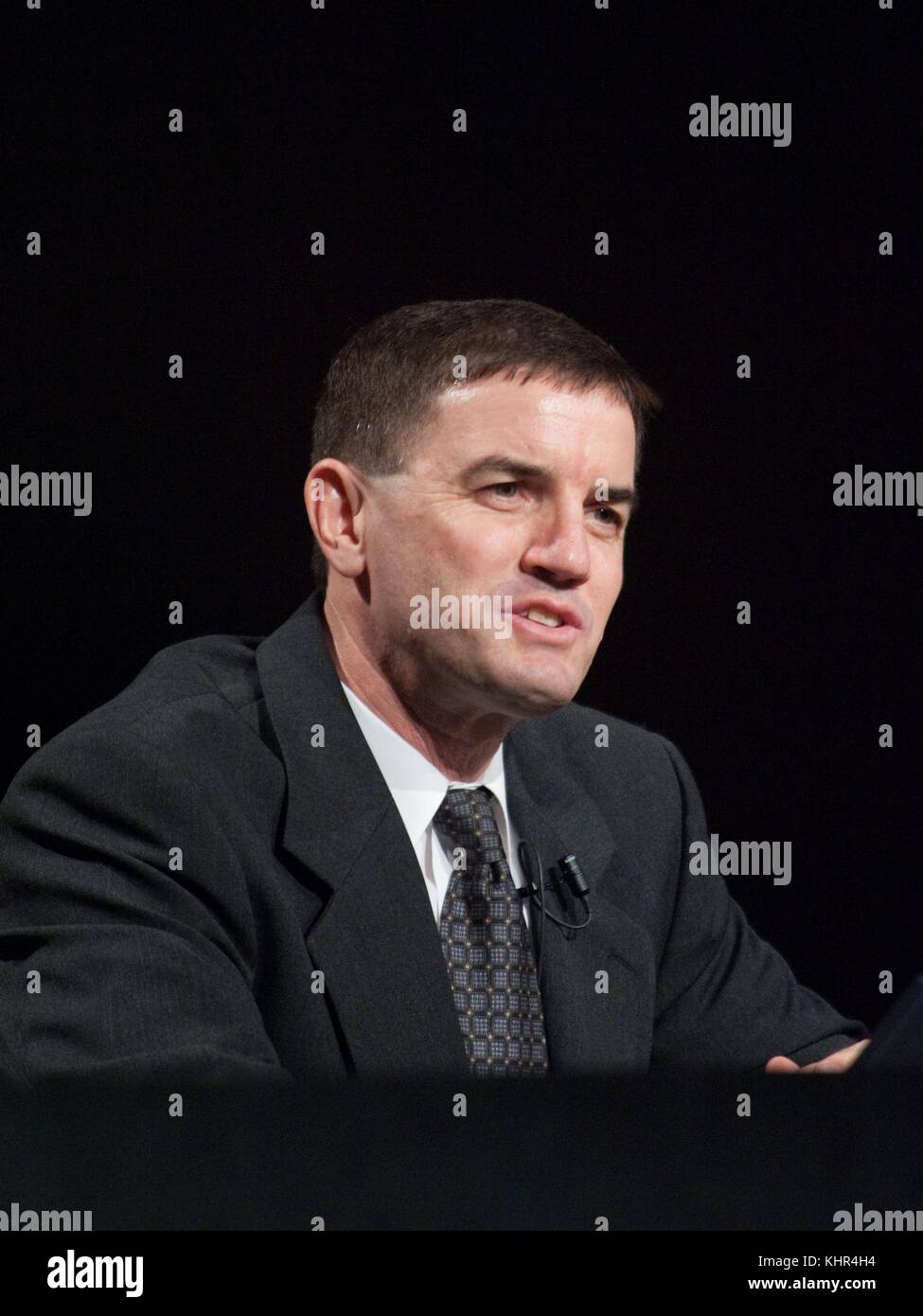 L'astronaute Rex Walheim, membre d'équipage principal de la Station spatiale internationale STS-135 de la NASA, s'exprime lors d'une conférence de presse de pré-lancement au Johnson Space Center le 30 juin 2011 à Houston, au Texas. (Photo de James Blair via Planetpix) Banque D'Images