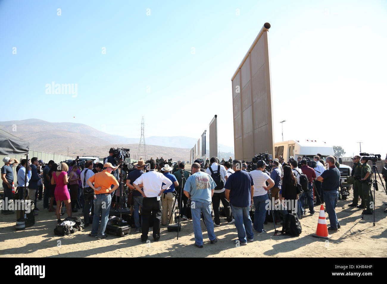 Le commissaire adjoint intérimaire des douanes et de la protection des frontières des États-Unis, Ronald Vitiello, visite des prototypes du mur frontalier américano-mexicain sur le site de construction du mur frontalier près du port d'entrée d'Otay Mesa le 26 octobre 2017 près de San Diego, en Californie. (Photo de Yesica Uvina via Planetpix) Banque D'Images
