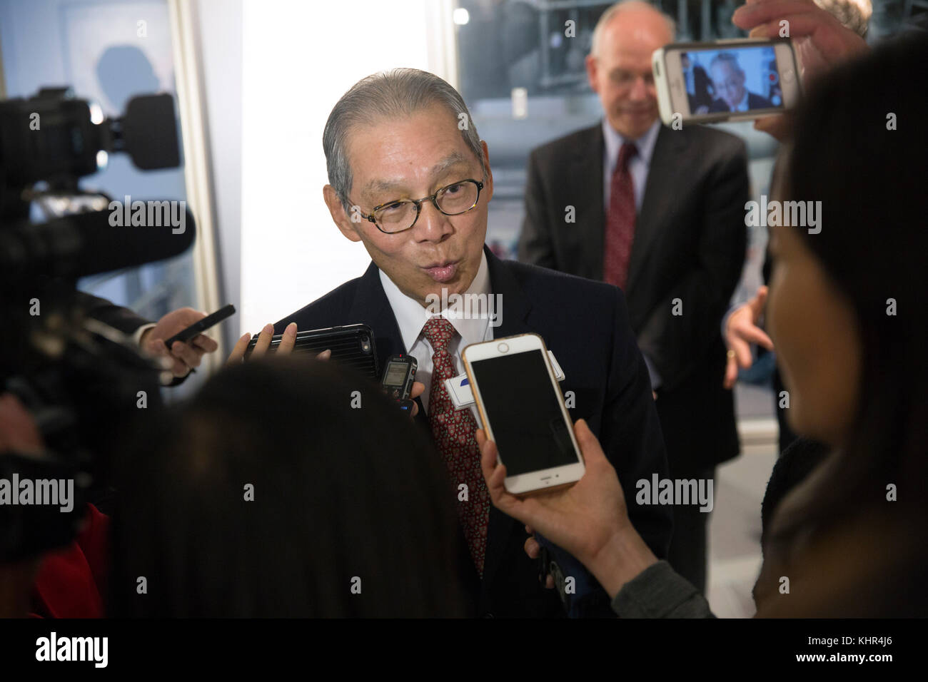 Économique et culturel Taïwanais stanley représentant Kao parle aux médias après un événement mondial Programme d'entrée à l'édifice de Ronald Reagan et centre du commerce international le 31 octobre 2017 à Washington, DC. (Photo par Glenn fawcett par planetpix) Banque D'Images