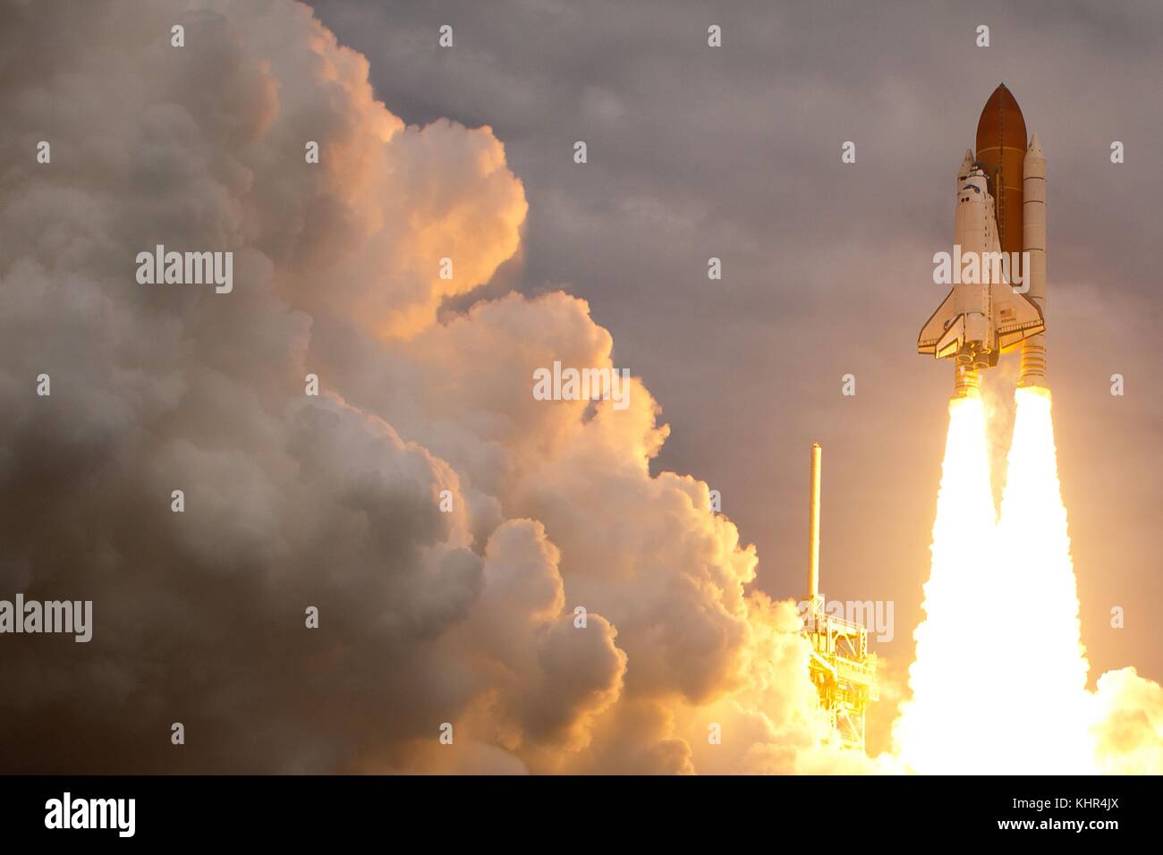 La navette spatiale Atlantis de la nasa lance à partir du centre spatial Kennedy complexe de lancement 39a pour la mission STS-135 vers la station spatiale internationale le 8 juillet 2011 à Merritt Island, en Floride. (Photo par smiley n. planetpix piscine via) Banque D'Images