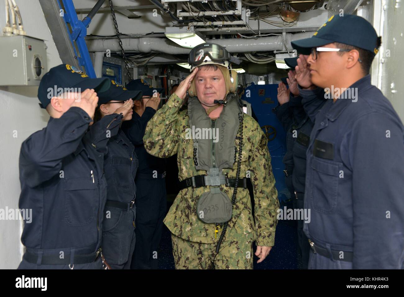 Le commandant adjoint de l'US Navy Thomas Ishee salue les compagnons alors qu'il quitte le navire de commandement et de contrôle de la classe Blue Ridge de l'US Navy USS Mount Whitney le 9 novembre 2017 en mer Méditerranée. (Photo de Michael Feddersen via Planetpix) Banque D'Images