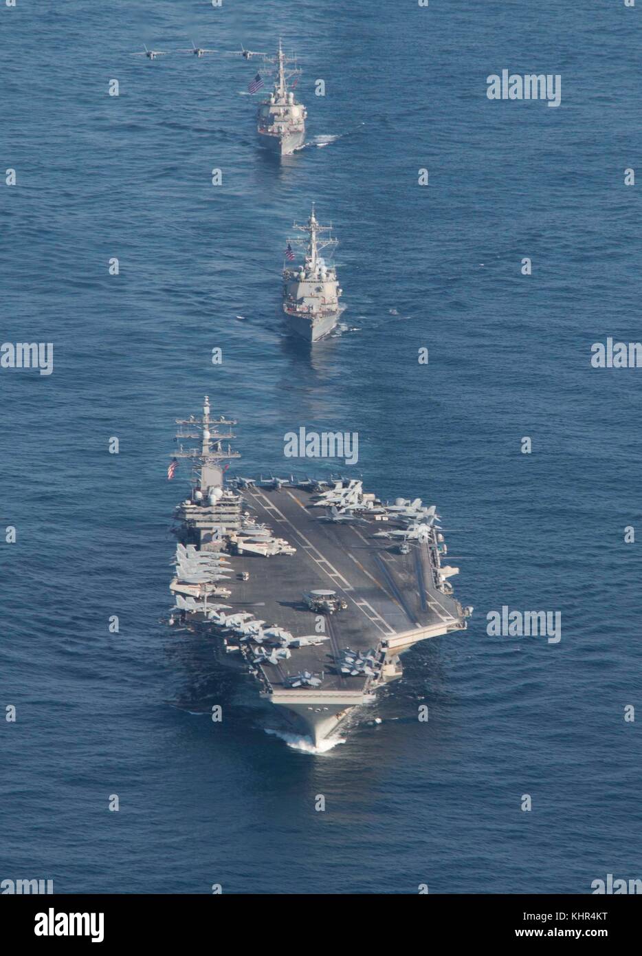 La marine américaine de classe nimitz porte-avions USS Ronald Reagan (avant) conduit les navires américains en formation 12 novembre 2017 dans l'océan pacifique. (Photo de James griffin par planetpix) Banque D'Images