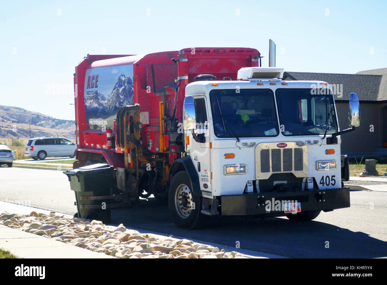 Un bras automatique camion poubelle picking up trash à la bordure Photo  Stock - Alamy