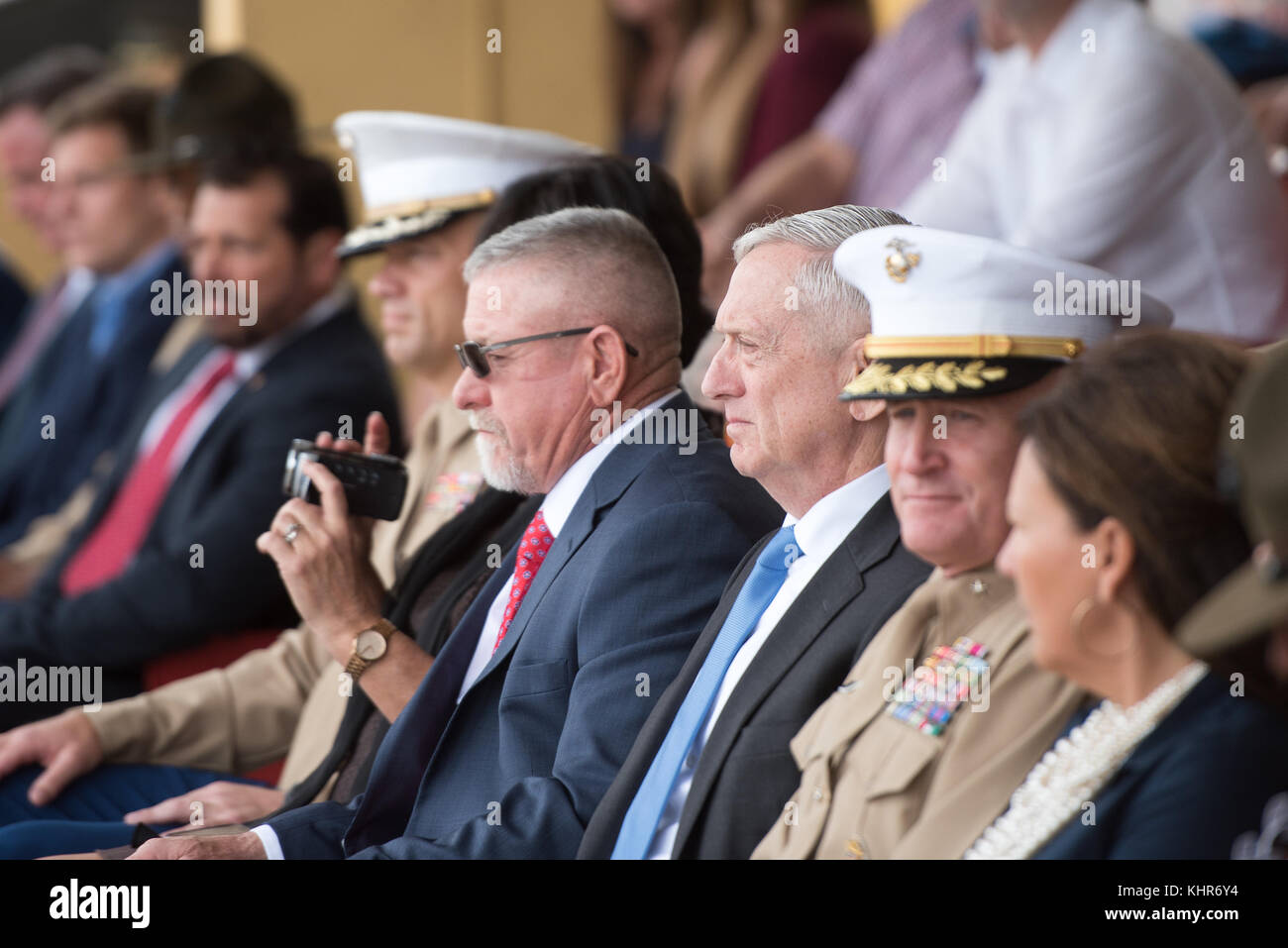 Le Secrétaire à la défense, Jim Mattis participe à une formation de base du Corps des Marines de leur diplôme au cours d'une visite au dépôt de recrues du Corps des Marines, San Diego, Californie, le 17 novembre Banque D'Images