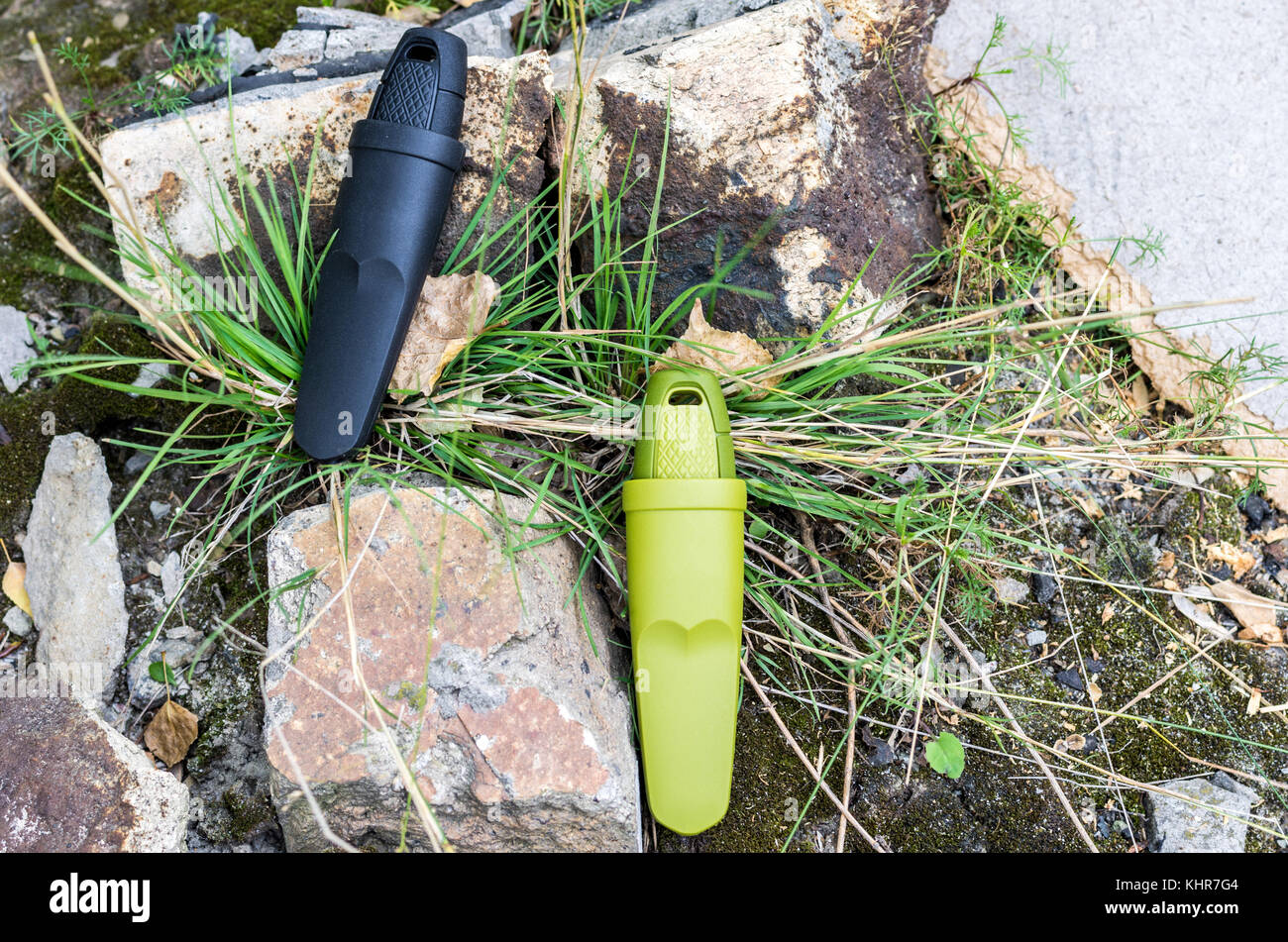 Deux couteaux suédois en gaine plastique. Une photo dans le fond de la nature. Banque D'Images