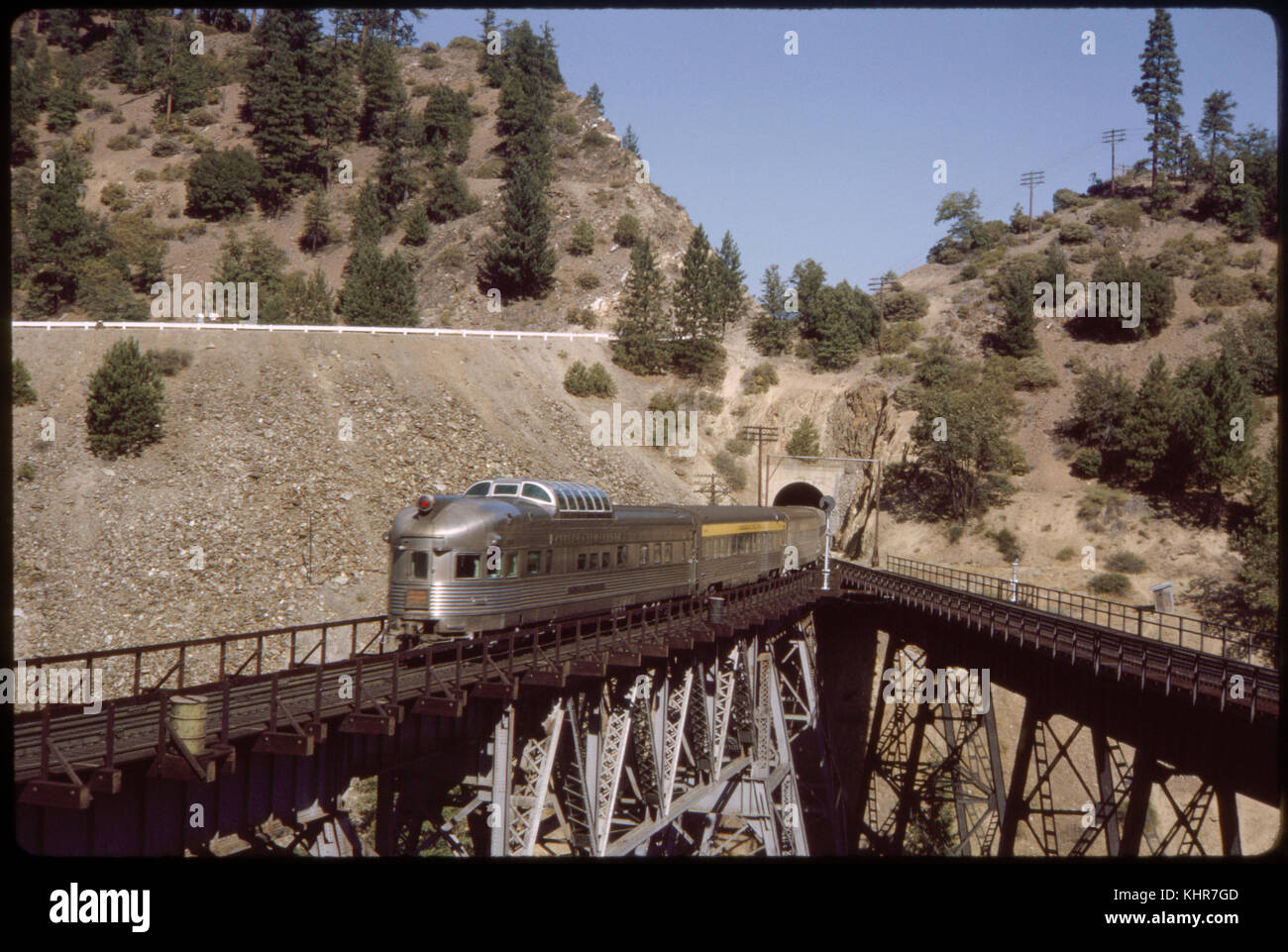 California zephyr train sortant de tunnel sur voie surélevée, California, USA, 1964 Banque D'Images