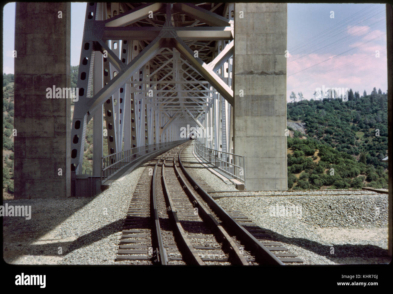 La voie du train train surélevé au-dessous de la voie, en Californie, USA, 1964 Banque D'Images