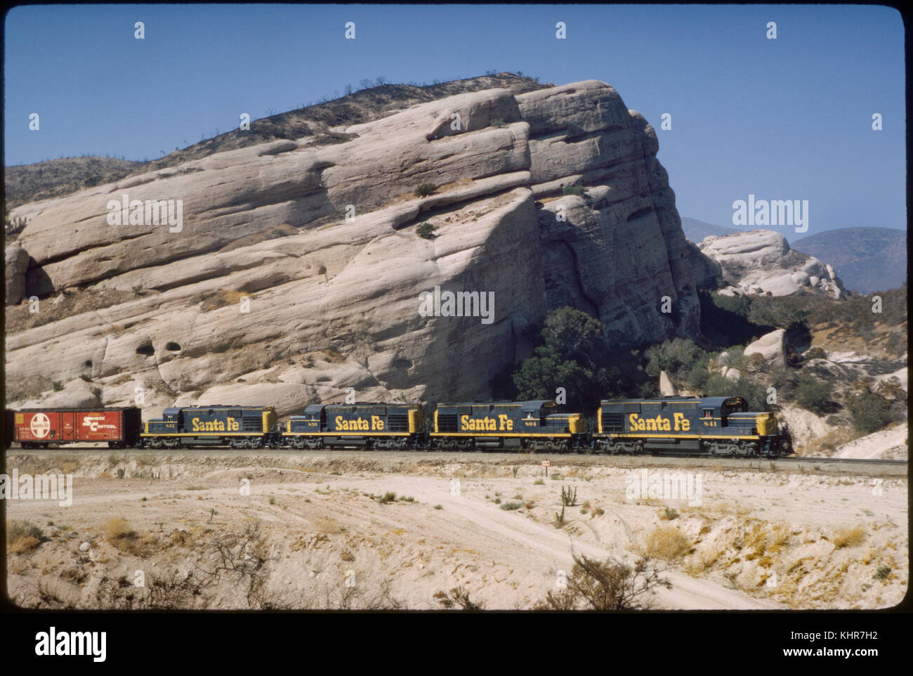 Train de fret de Santa Fe, courbe de Sullivan, col de Cajon, Californie, États-Unis, 1964 Banque D'Images
