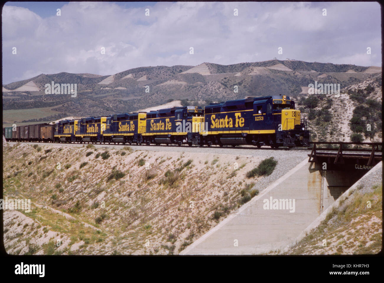 Sante Fe train de marchandises, cajon pass près du sommet, California, USA, 1964 Banque D'Images