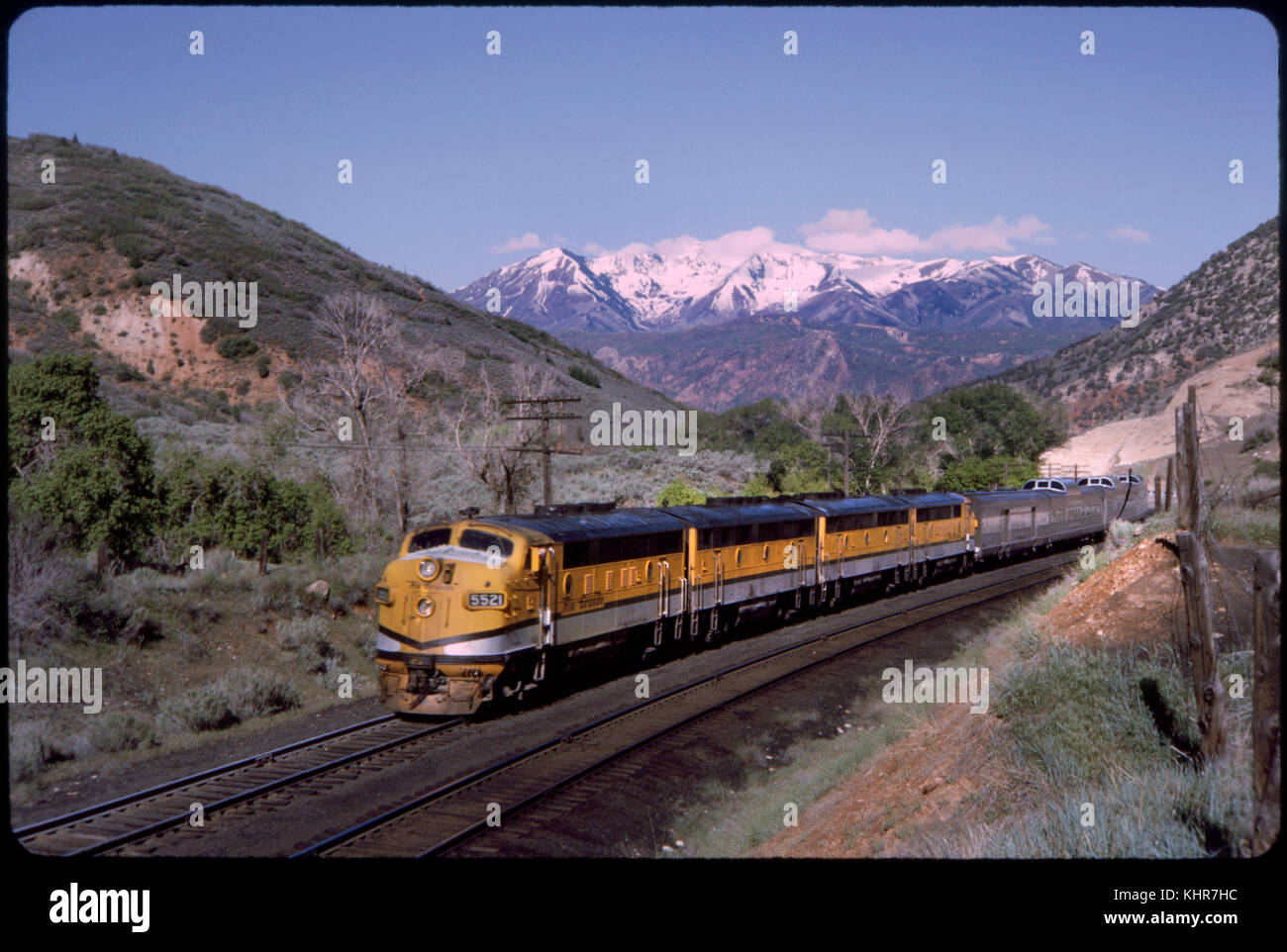 California zephyr train avec des montagnes enneigées en arrière-plan, de l'Utah, USA, 1964 Banque D'Images
