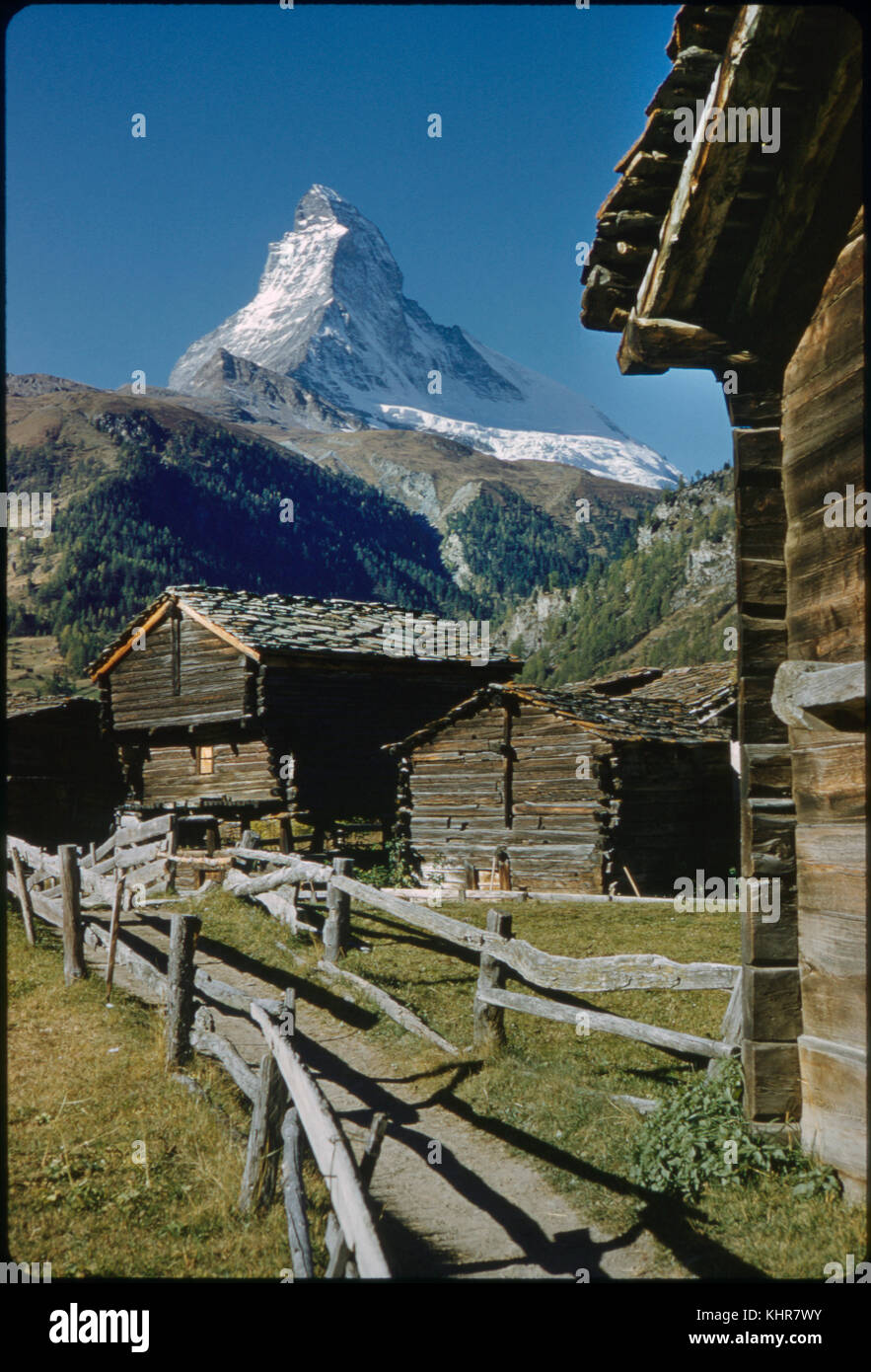 Chalets rustiques avec en arrière-plan le mont Cervin, Zermatt, Suisse, 1964 Banque D'Images